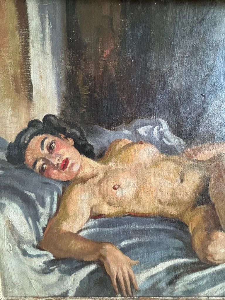 Ein sehr markantes und stilvoll gemaltes Ölbild eines wohlgeformten Aktes, der auf einem drapierten Sofa liegt, aus der Zeit Anfang bis Mitte des 20. Dieses großformatige Ölgemälde wird in einem attraktiven Rahmen präsentiert und eignet sich