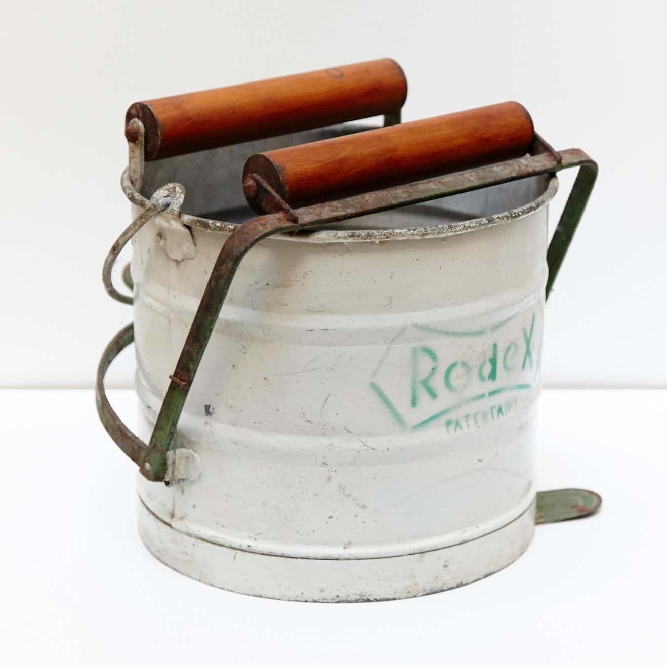 First patent mop bucket designed by Manuel Jalon Corominas.
Manufactured by Rodex.
Spain
1957-1960.