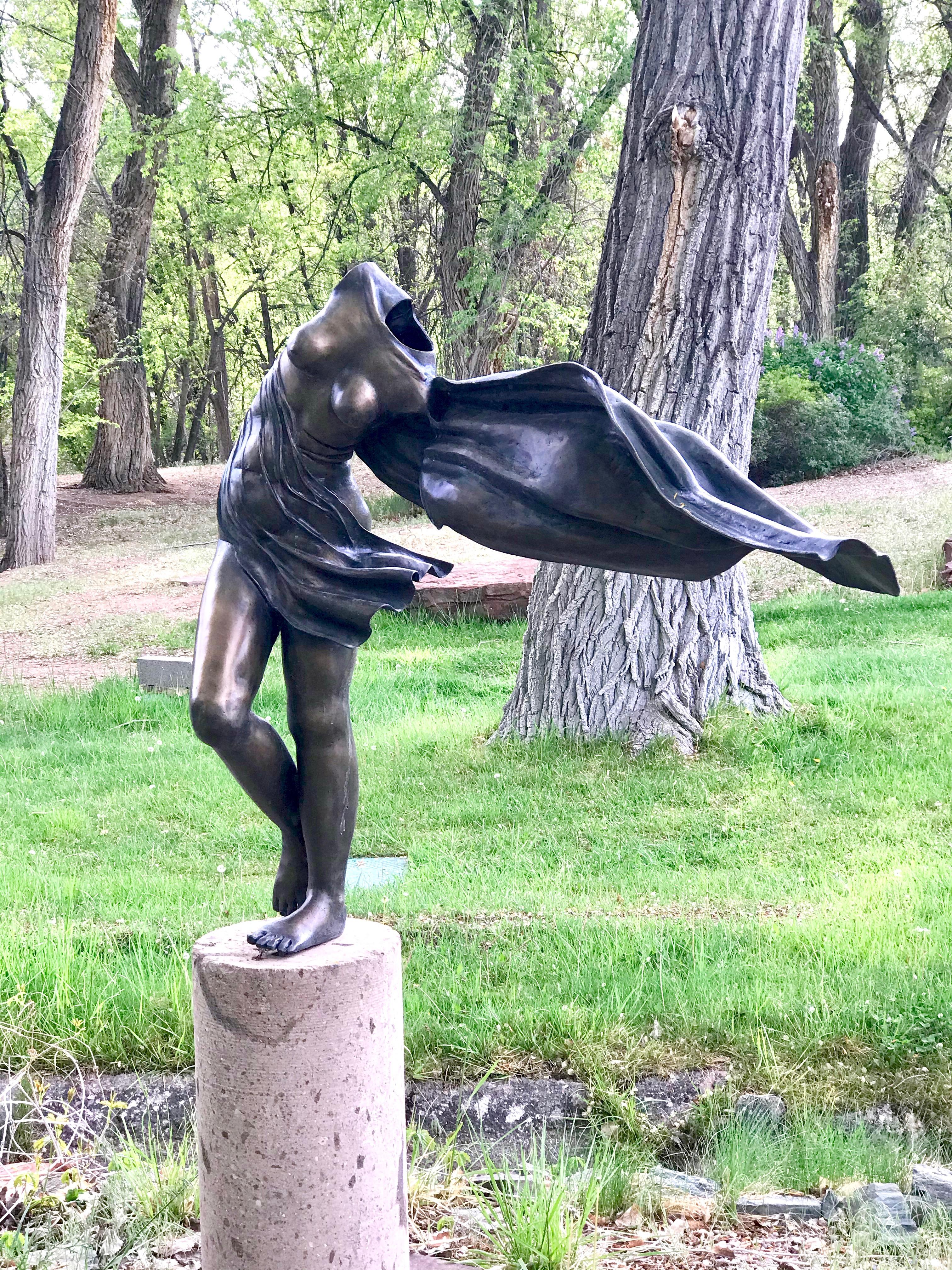 Sculpture en bronze Long Gone de Rodger Jacobsen représentant une femme nue, base en pierre, contemporaine