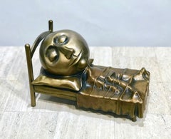 Slumber, scultura in bronzo di Rodger Jacobsen uomo magro che dorme nel letto con la testa grossa