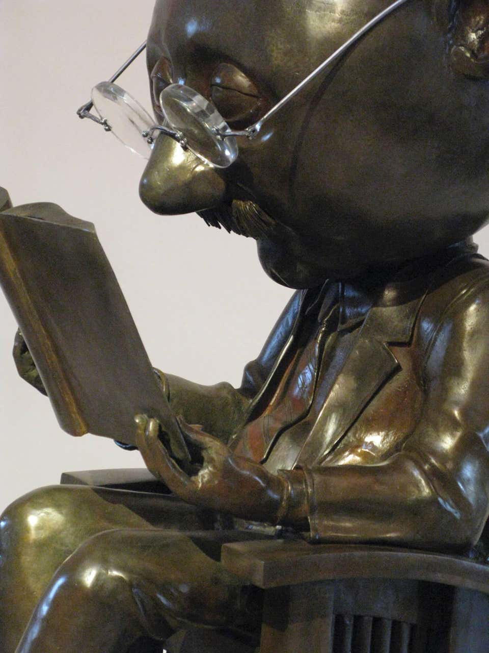 The Reader, di Rodger Jacobsen, bronzo, grande, testa grande, libro, occhiali, sedia in vendita 1