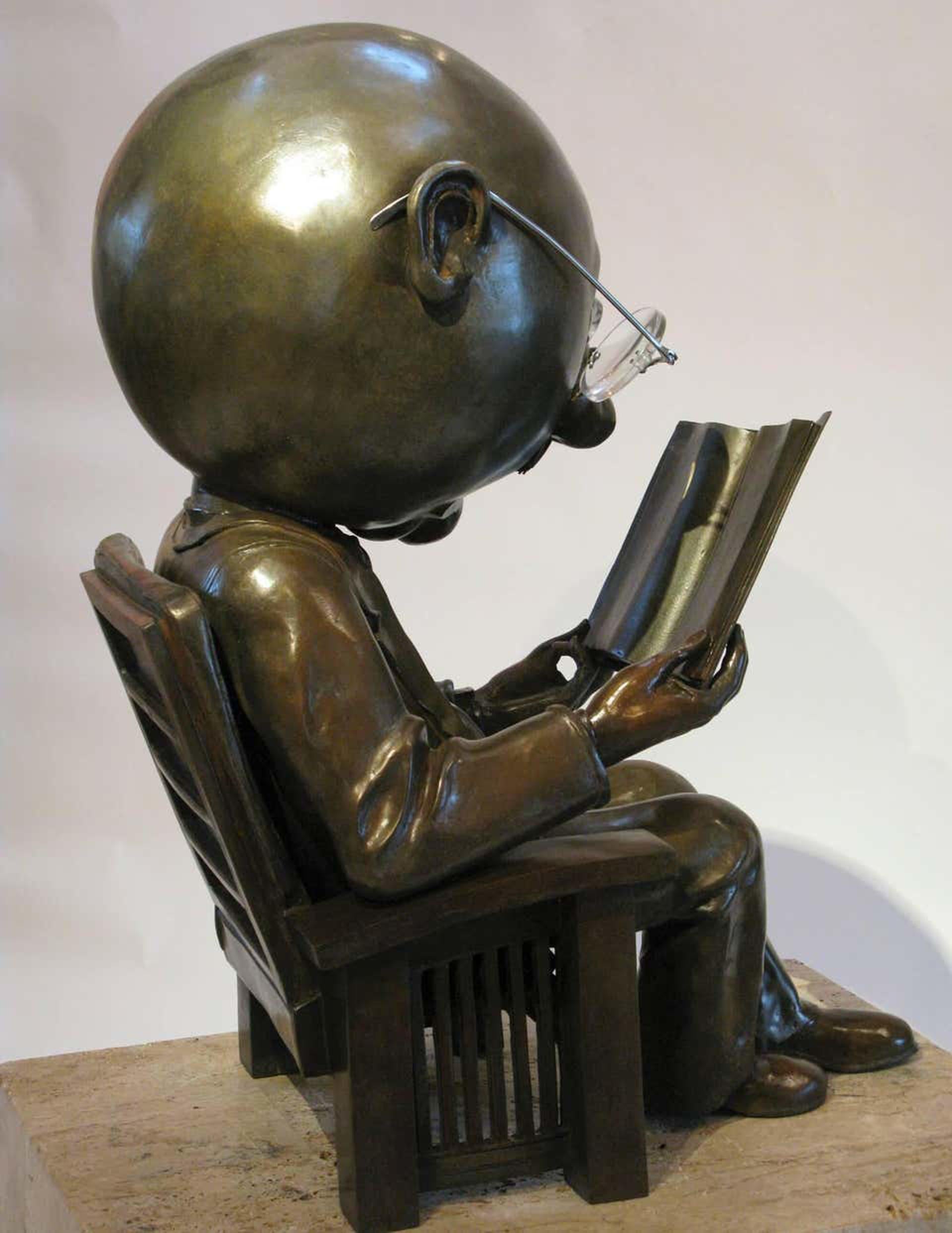 The Reader, di Rodger Jacobsen, bronzo, grande, testa grande, libro, occhiali, sedia in vendita 2