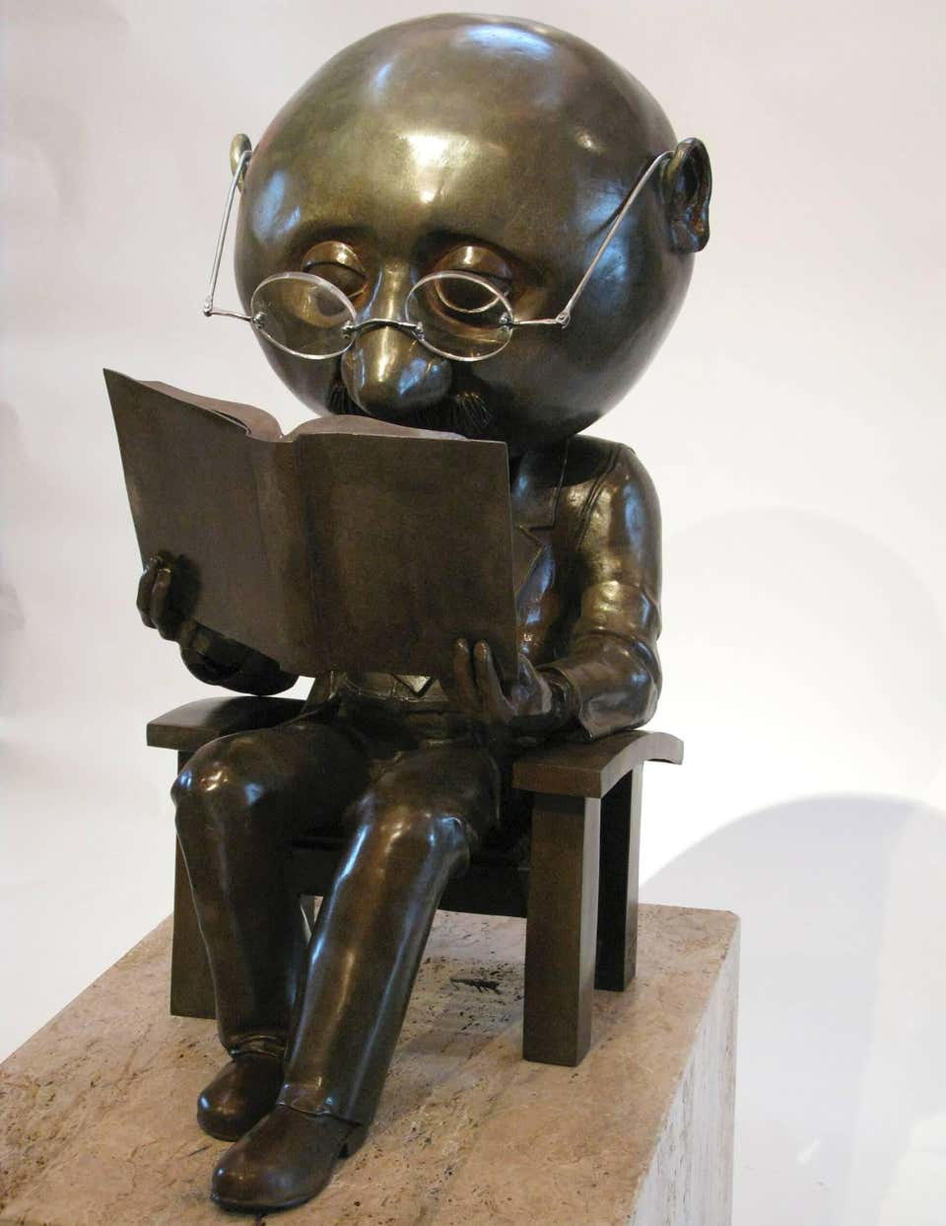 The Reader, di Rodger Jacobsen, bronzo, grande, testa grande, libro, occhiali, sedia in vendita 3