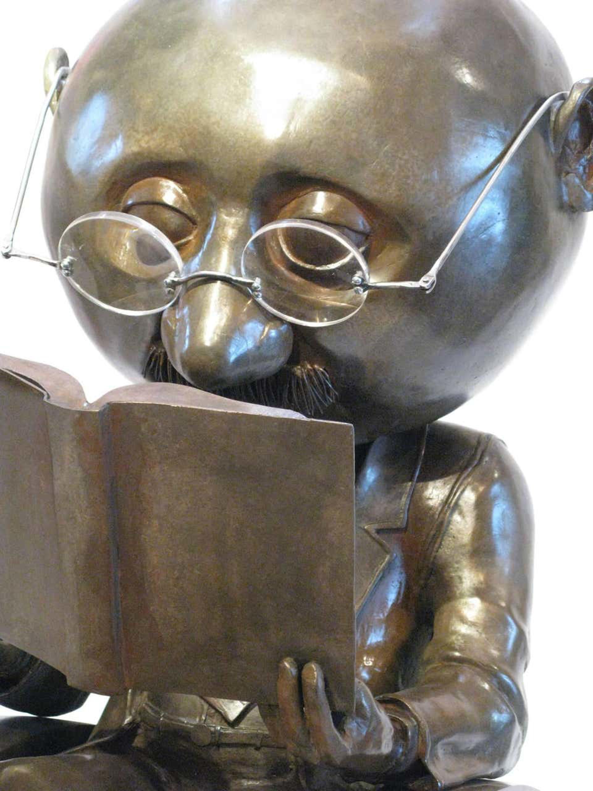 The Reader, di Rodger Jacobsen, bronzo, grande, testa grande, libro, occhiali, sedia in vendita 4