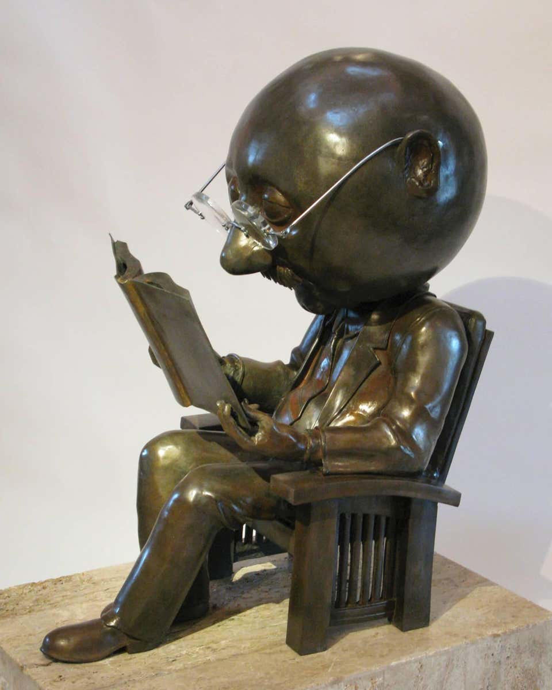 The Reader, di Rodger Jacobsen, bronzo, grande, testa grande, libro, occhiali, sedia in vendita 5