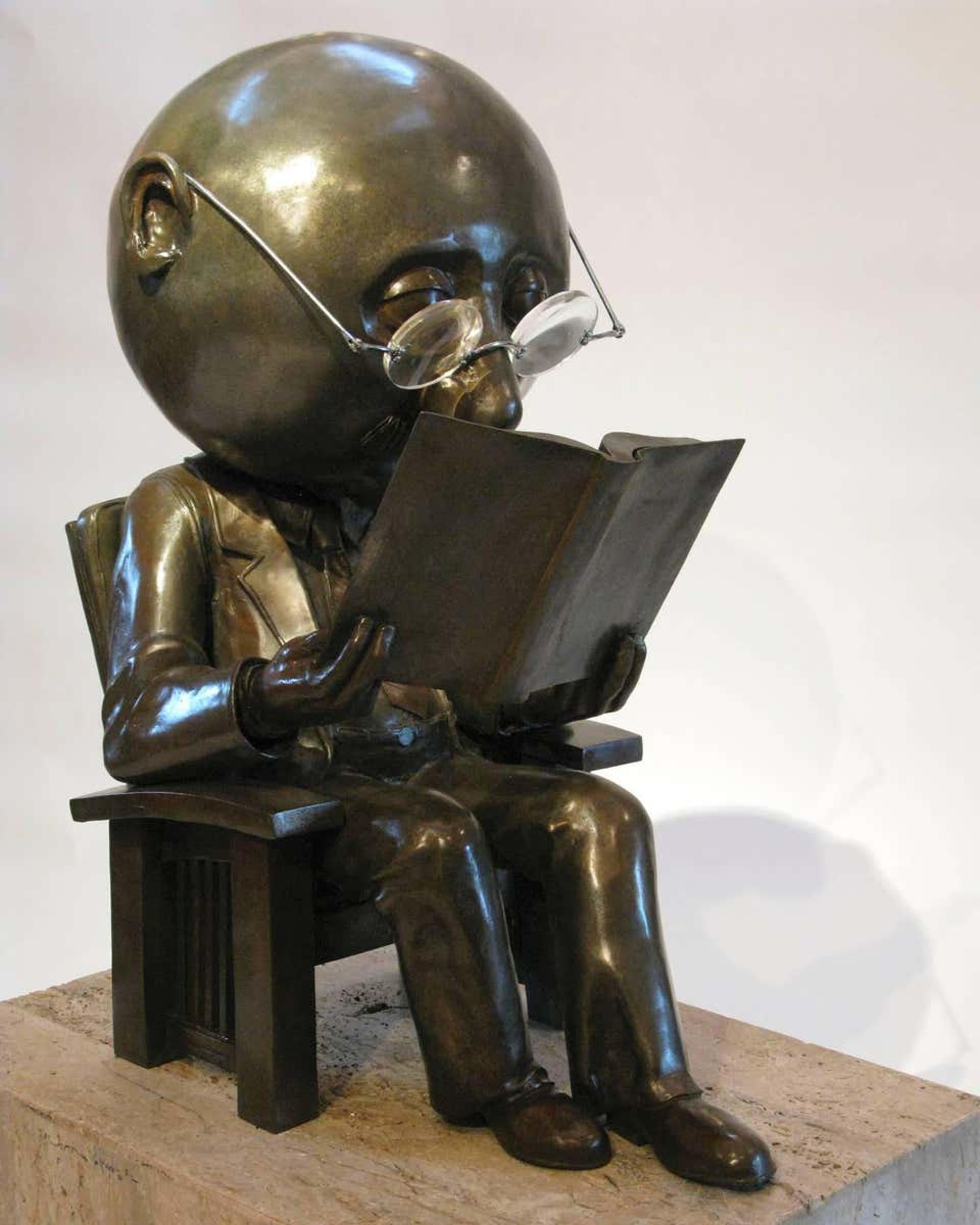The Reader, di Rodger Jacobsen, bronzo, grande, testa grande, libro, occhiali, sedia

edizione limitata di 12 esemplari

Si prega di prevedere 9-12 settimane per la consegna dalla fonderia.