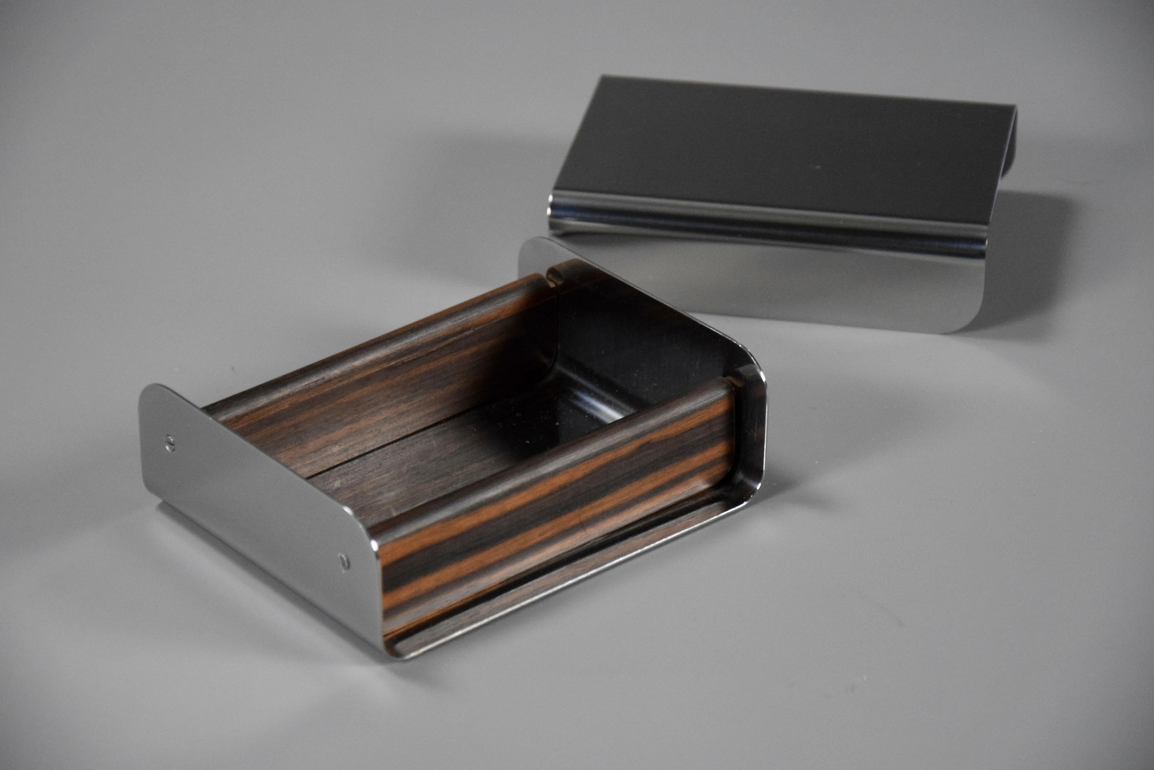 Schöne Rodi-Box aus Edelstahl und Jatoba-Holz, entworfen von Enzo Mari für Danese Milano Italien 1960. 

Die Box ist in einem neuwertigen Zustand und wird mit der Originalverpackung geliefert. Auf der Unterseite gestempelt.

Abmessungen: H. 4,7 x B.
