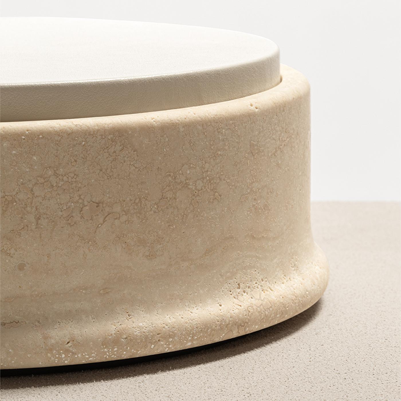 The essential lines and soft volumes of this collection fully enhances the beauty of travertine. Available in several nuances of choice, and provided with removable leather placemats, the Rodi boxes play with solids and voids, light contrasts, and