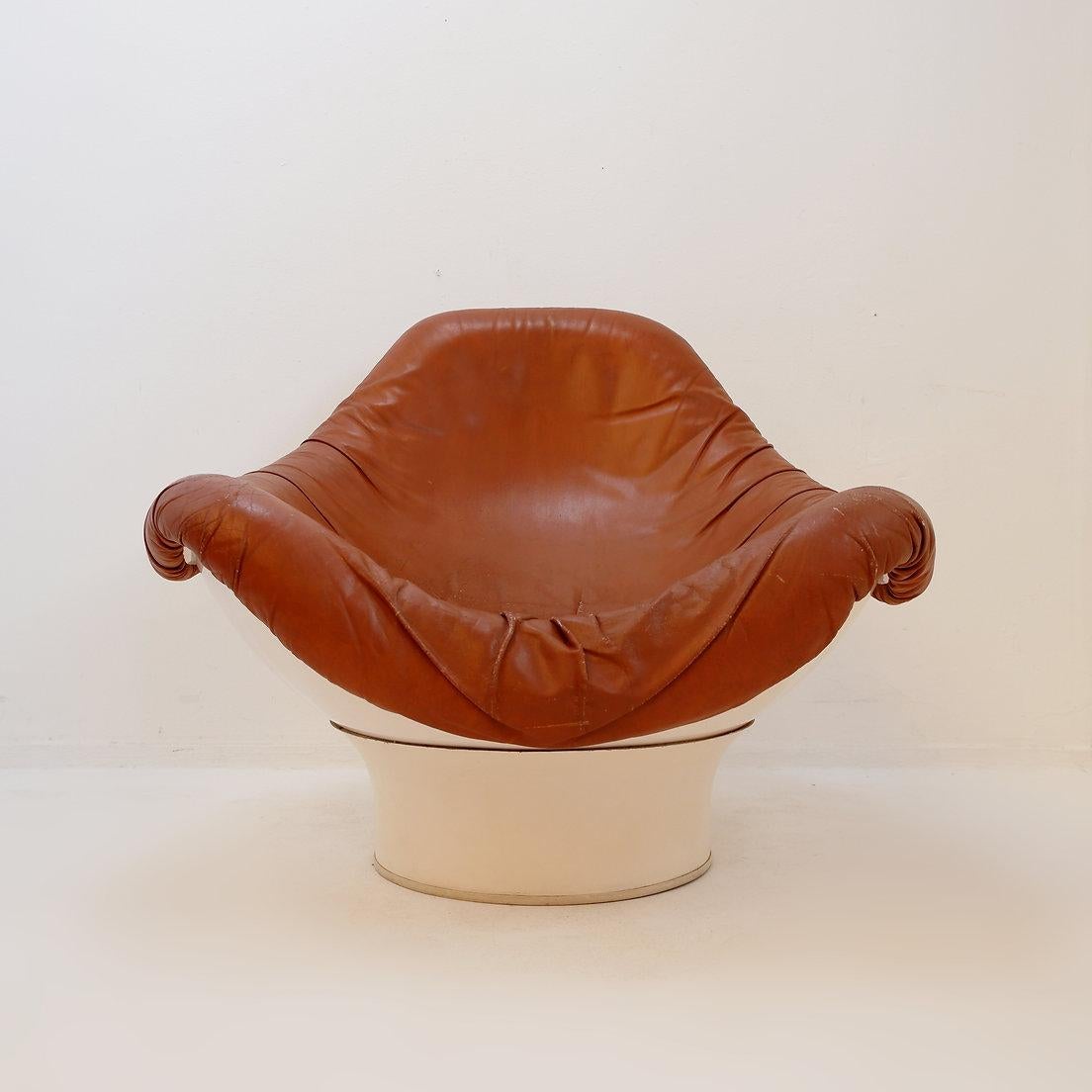 Italienisches Design - Dekoration - Loungesessel
Maße: 100x100cm H:84 SH:40cm
MATERIALIEN : Fiberglas, Leder
Der Stuhl 