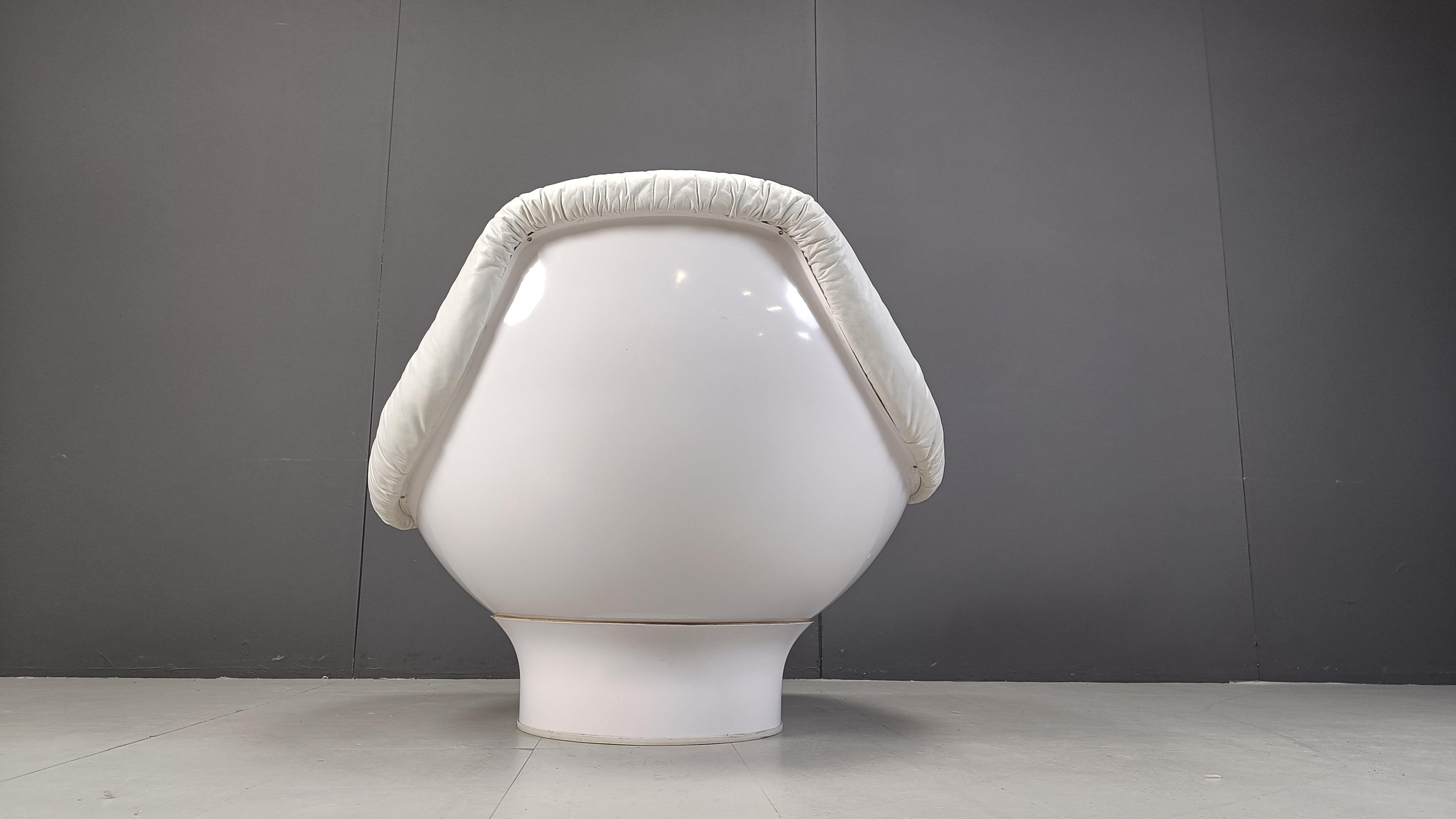 Chaise longue du milieu du siècle conçue par Mario Bruno pour Comfort Italy 'model Rodica'.

Il est constitué d'une coque en fibre de verre blanche recouverte de cuir blanc.

La chaise repose sur la base circulaire en fibre de verre, ce qui permet