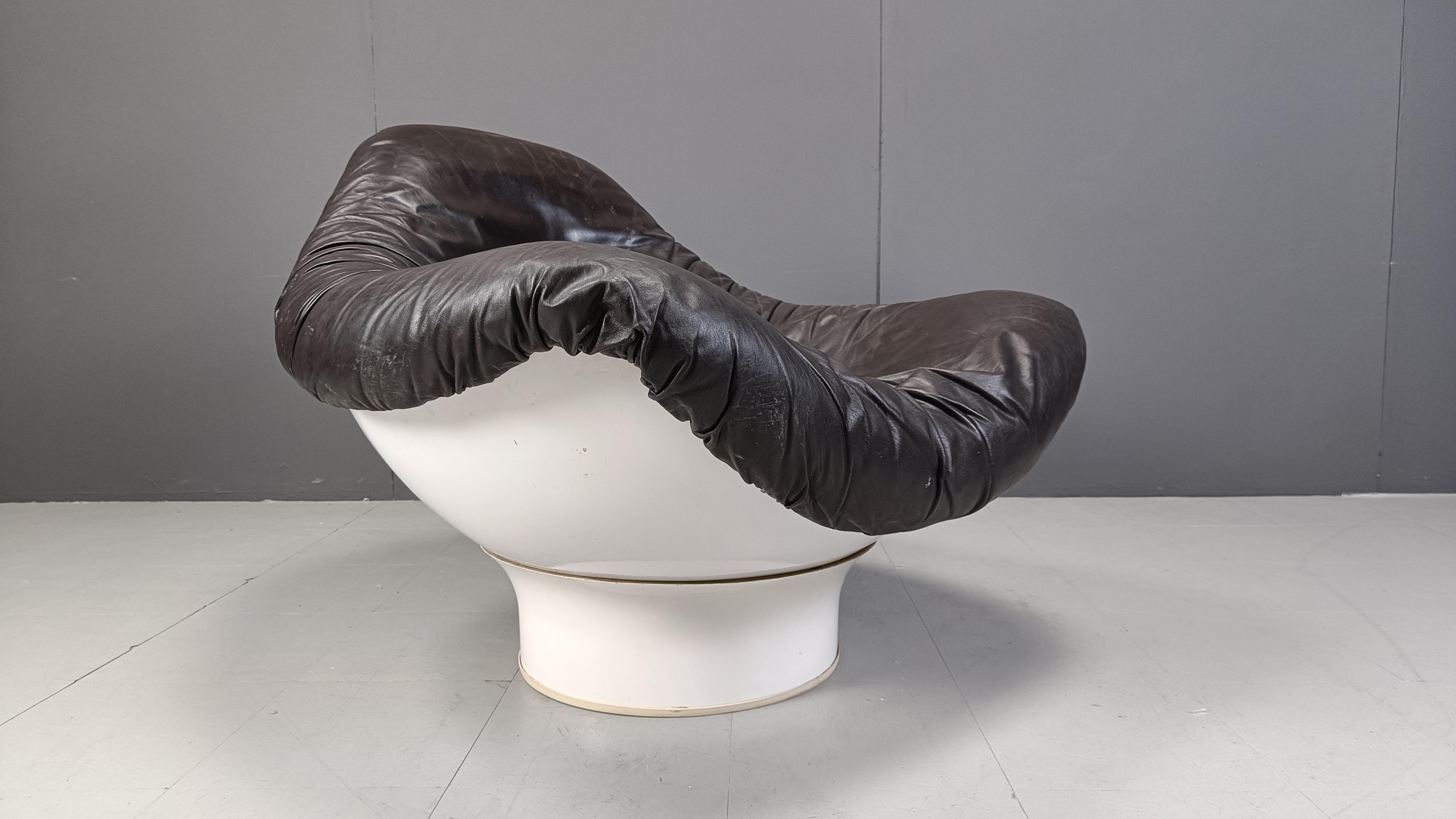 Mid century lounge chair designed by Mario Bruno for Comfort Italy 'model Rodica'.

It is made of a black fiberglass shell upholstered with black leather.

The chair rests on the circular fiberglass base, so you can put the chair in different angles