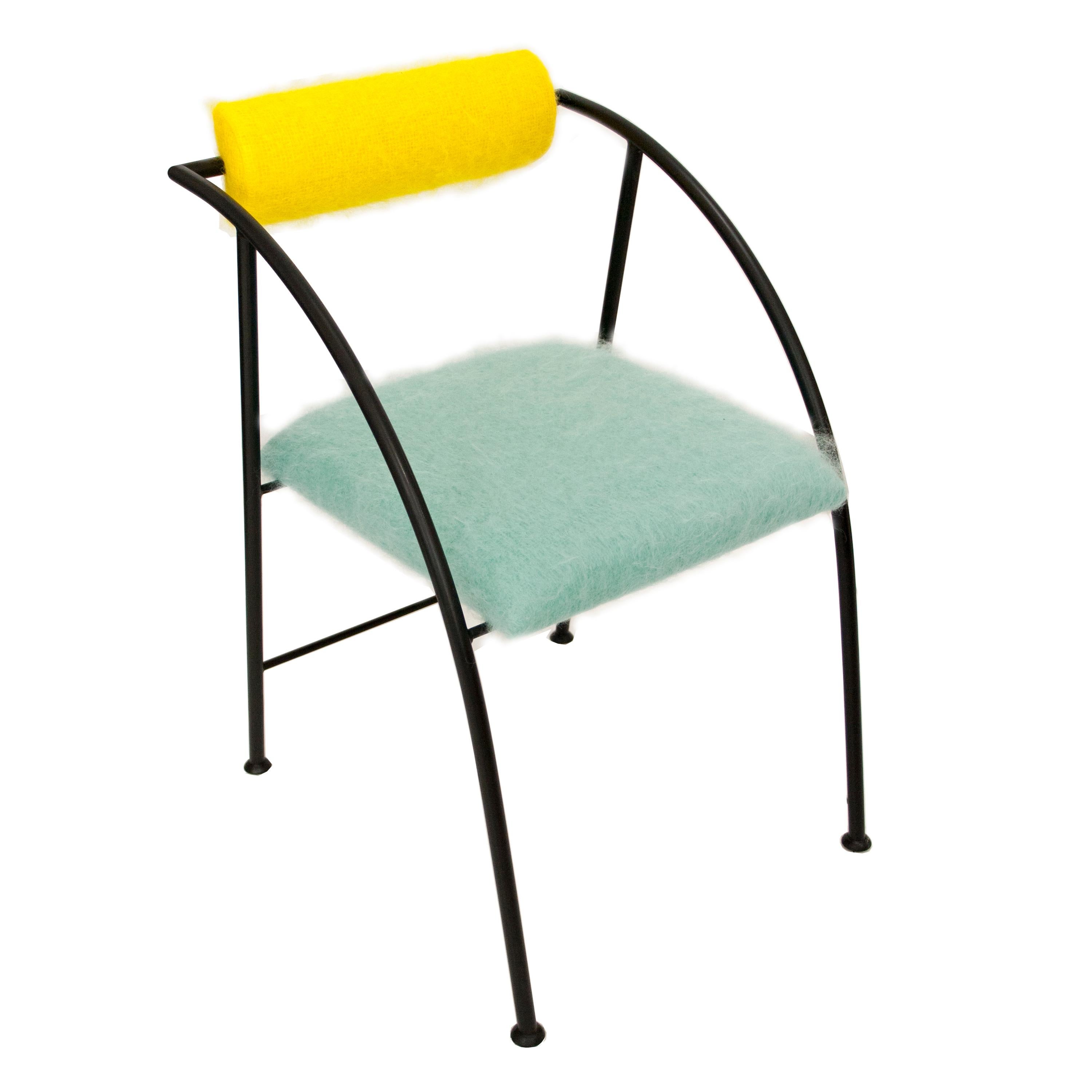 Chaise conçue par Rodney Kinsman avec une structure métallique laquée noire et retapissée en fausse fourrure mohair bleue et jaune.