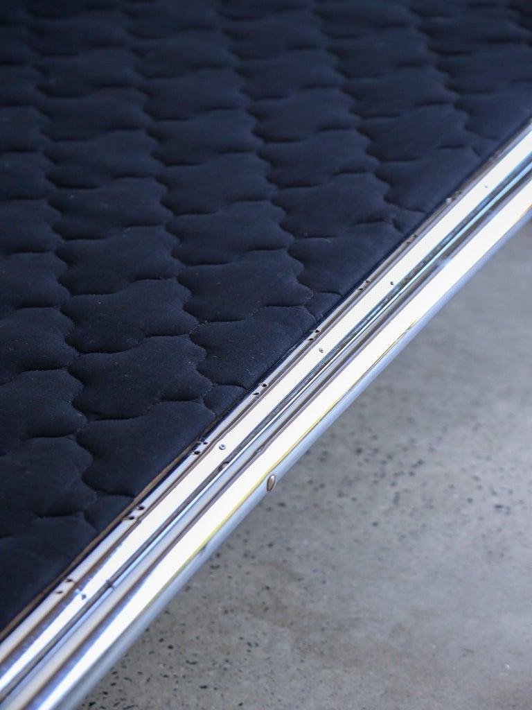 Le canapé T2 Rodney Kinsman pour OMK est un symbole du design industriel moderne de la fin du 20e siècle. Son esthétique minimaliste se caractérise par un cadre tubulaire en acier chromé, qui assure à la fois l'intégrité structurelle et un aspect