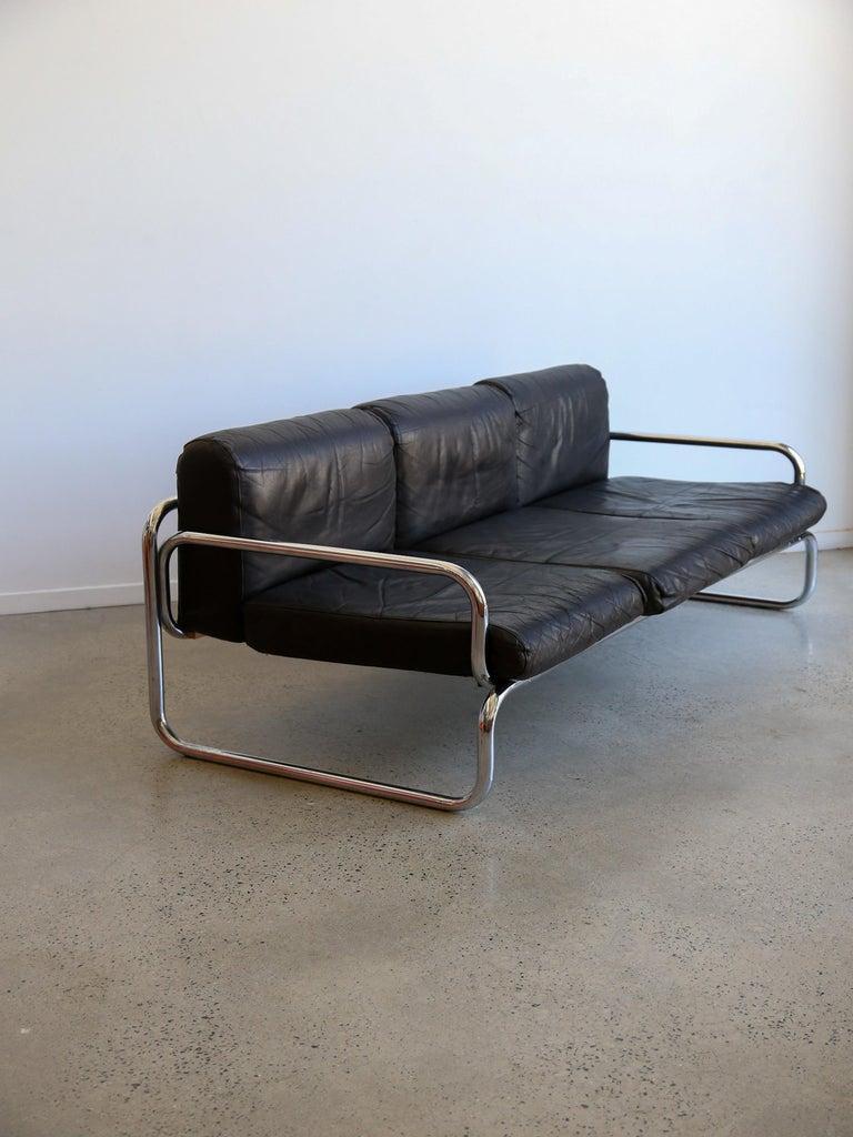 Cuir Rodney Kinsman for OMK Canapé trois places en cuir noir en vente