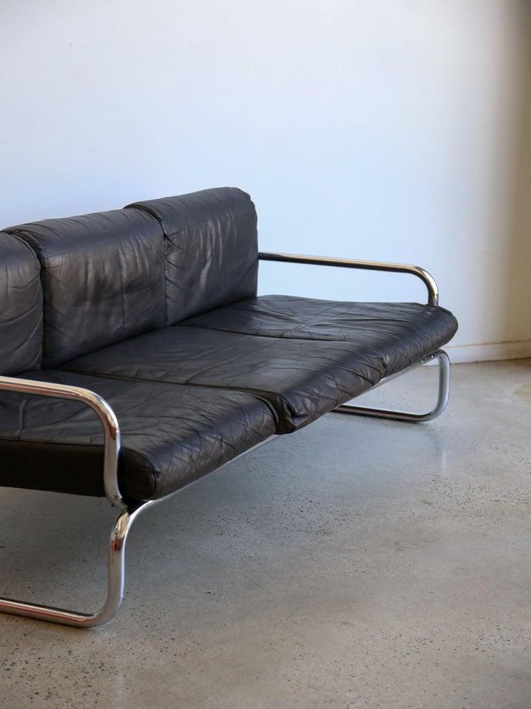 Rodney Kinsman for OMK Canapé trois places en cuir noir en vente 1