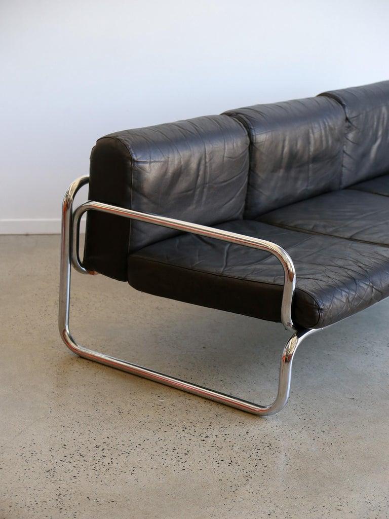 Rodney Kinsman for OMK Canapé trois places en cuir noir en vente 1