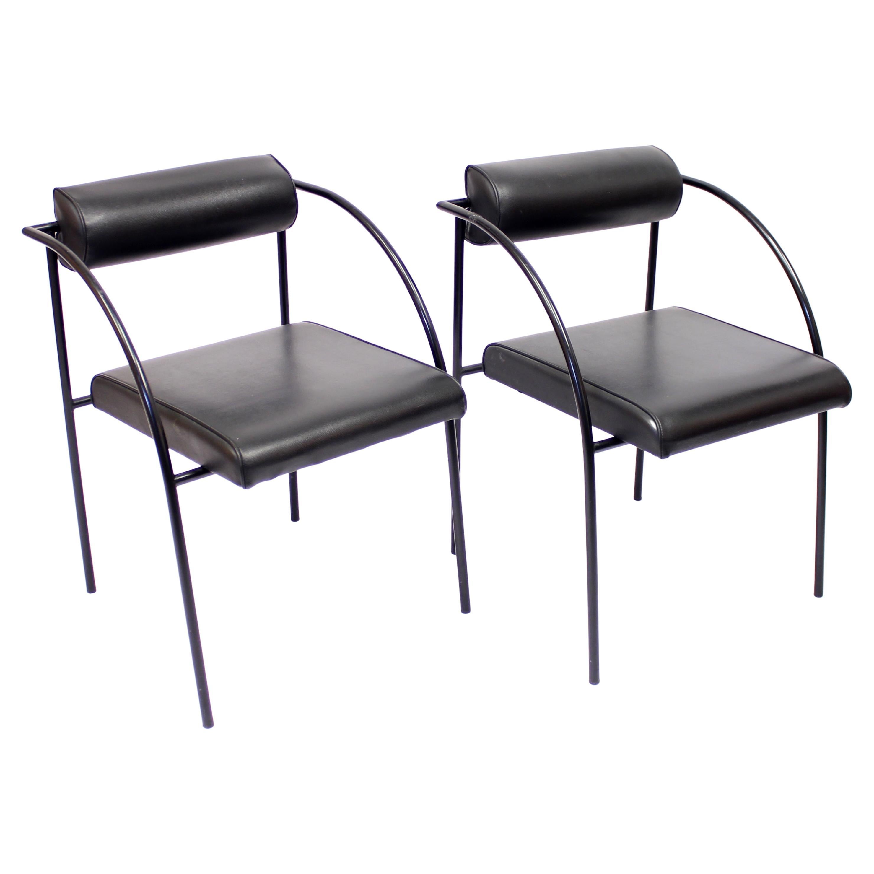 Paire de fauteuils post-modernes semi-rares en métal laqué gris et faux cuir noir, modèle Vienna, conçus par Rodney Kinsman pour le fabricant italien Bieffeplast, Padoue dans les années 1980. Très bon état vintage avec de légères détériorations dues