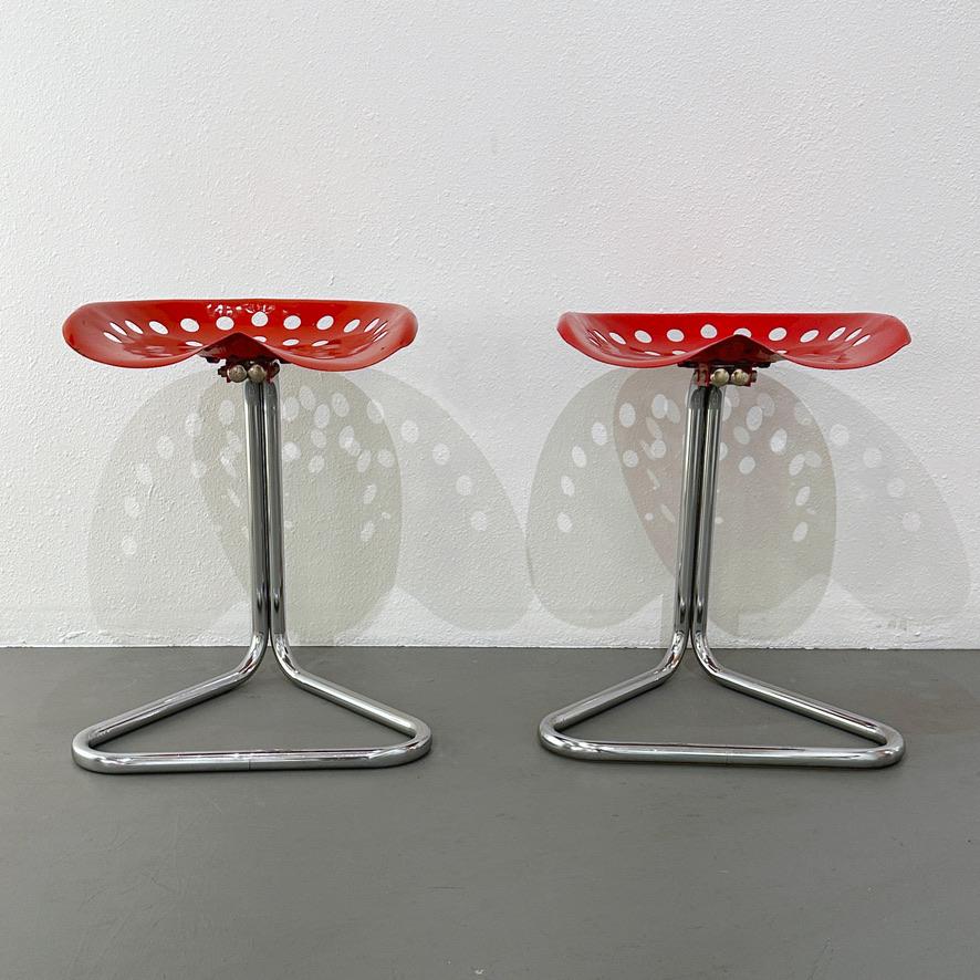 Dos disponibles. Se venden individualmente 
Dos fabulosos taburetes individuales con asiento de tractor T7, diseñados por el británico Rodney Kinsman para su empresa OMK en 1971. Un diseño verdaderamente vanguardista en un color rojo muy deseado.