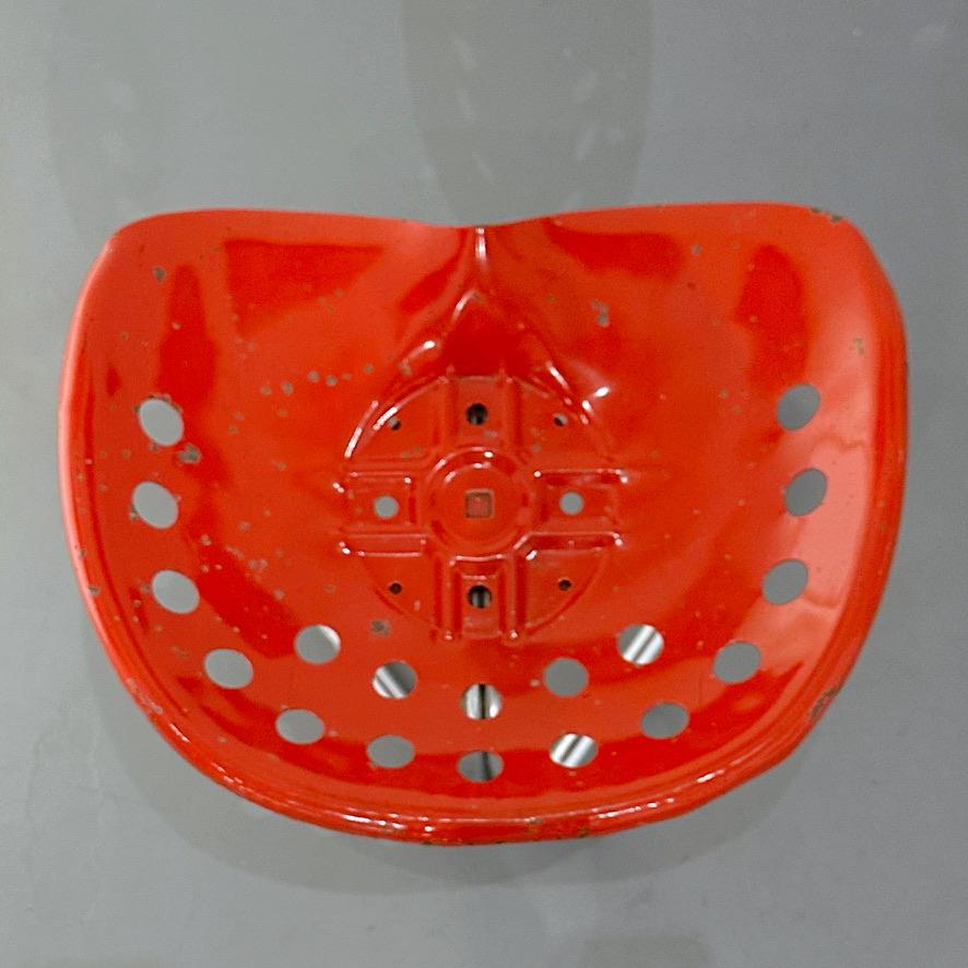 Rodney Kinsman Taburetes Tractor T7 Rojo para OMK, 1971 finales del siglo XX en venta