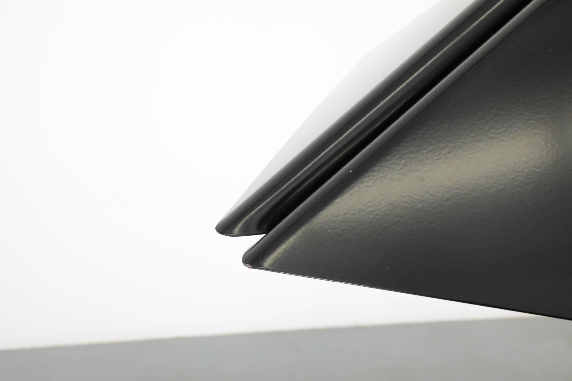 Ciondolo da soffitto in metallo smaltato nero in stile Rodney Kinsman in vendita 10