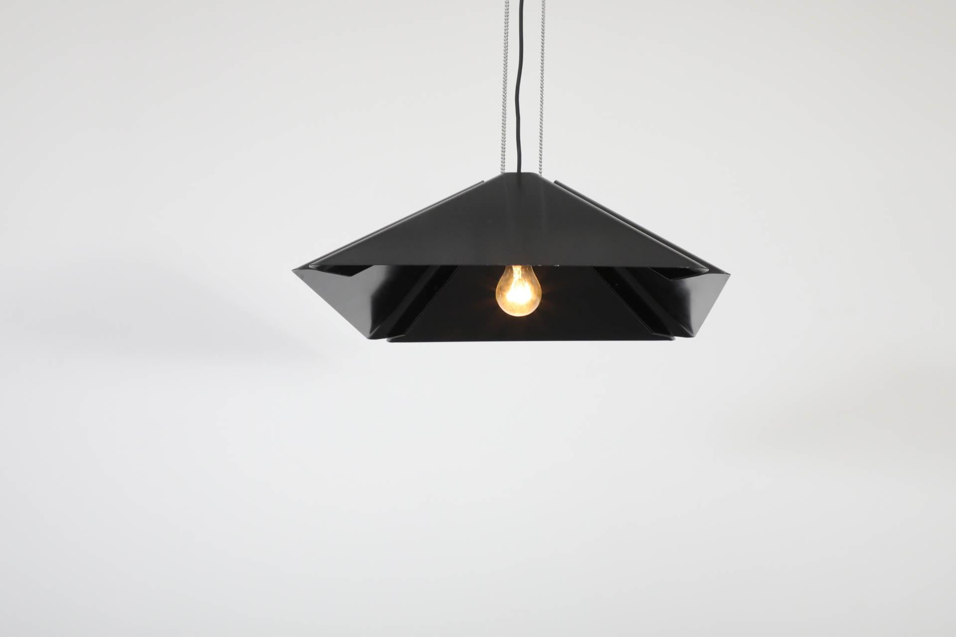 Metallo Ciondolo da soffitto in metallo smaltato nero in stile Rodney Kinsman in vendita