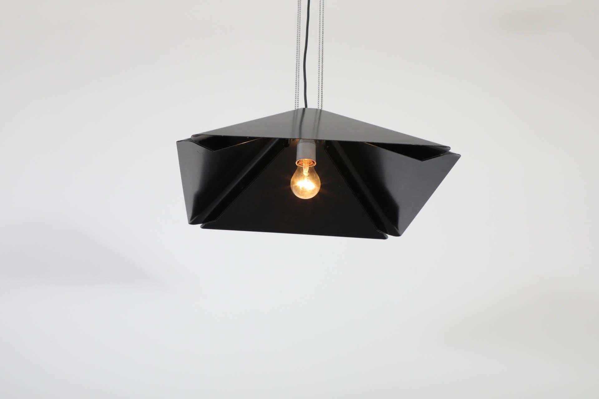 Ciondolo da soffitto in metallo smaltato nero in stile Rodney Kinsman in vendita 1