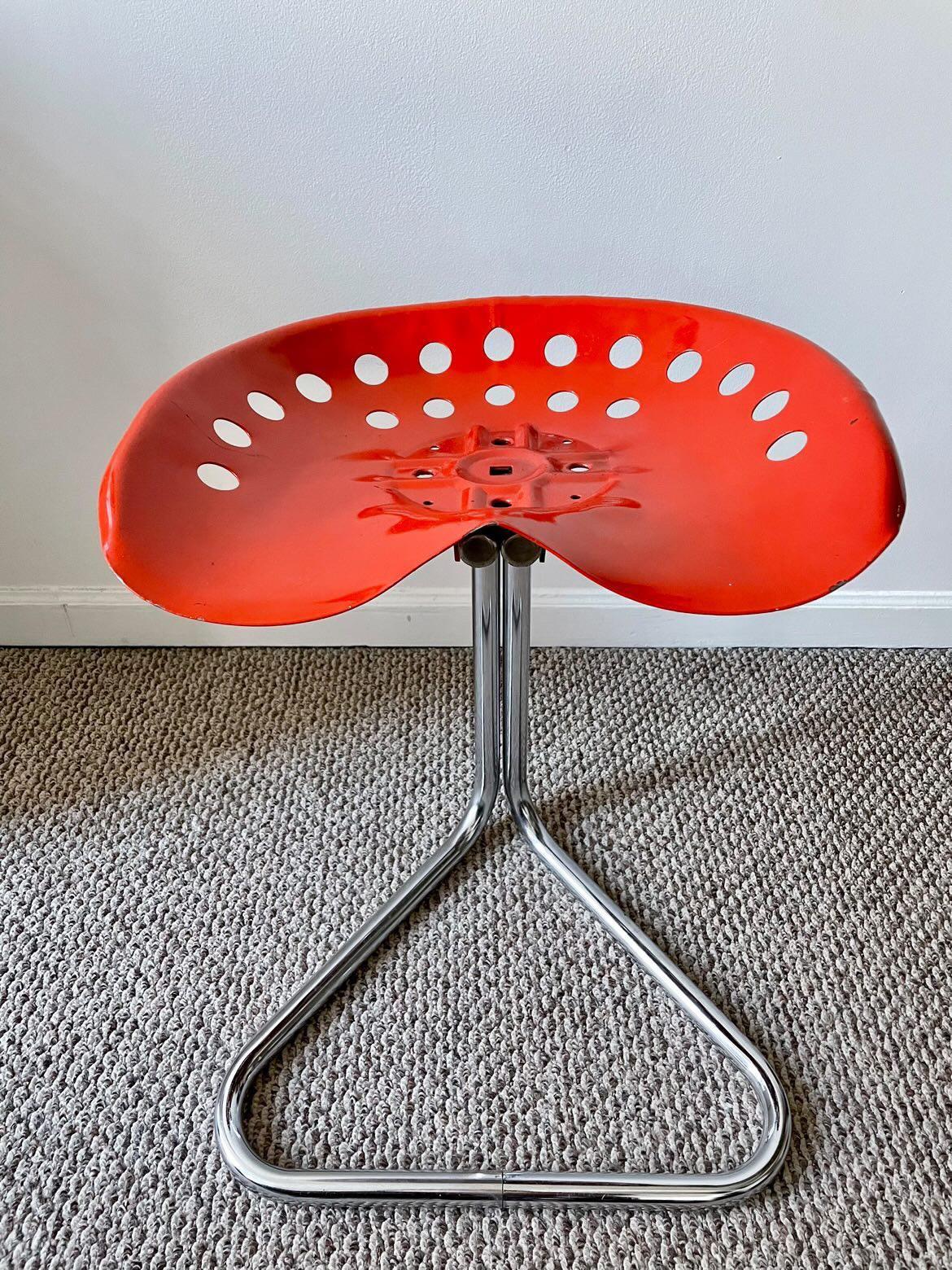 Original T7 stool by Rodney Kinsman for his company OMK, England 1971. Beautiful and rare red color in good condition.