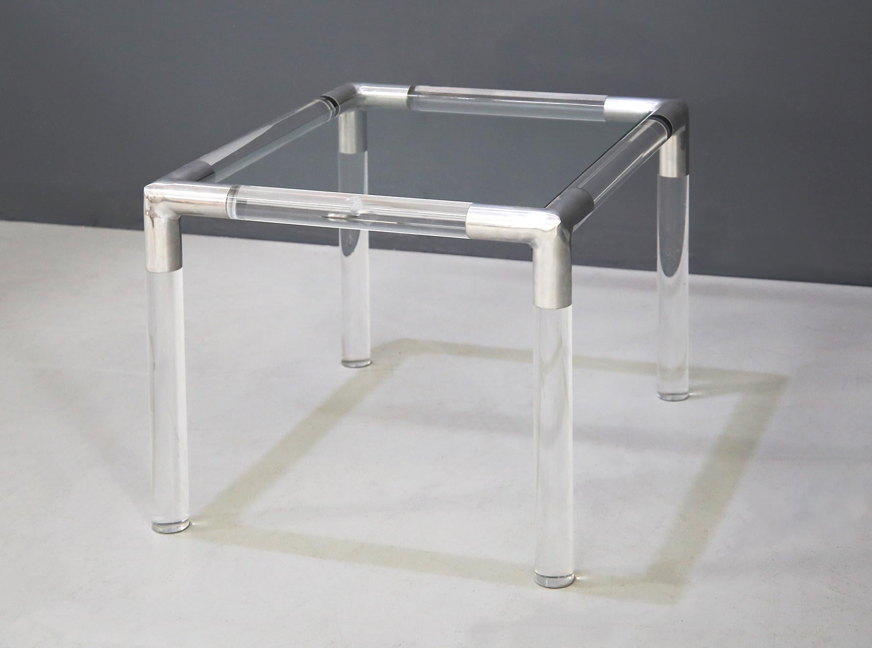 Table basse conçue par Rodney Kinsman pour Bieffeplast, dans les années 1970 au Royaume-Uni. La structure est en plexiglas tubulaire, tandis que les joints reliant les différents points de la structure en plexiglas sont en acier gris métallisé. La
