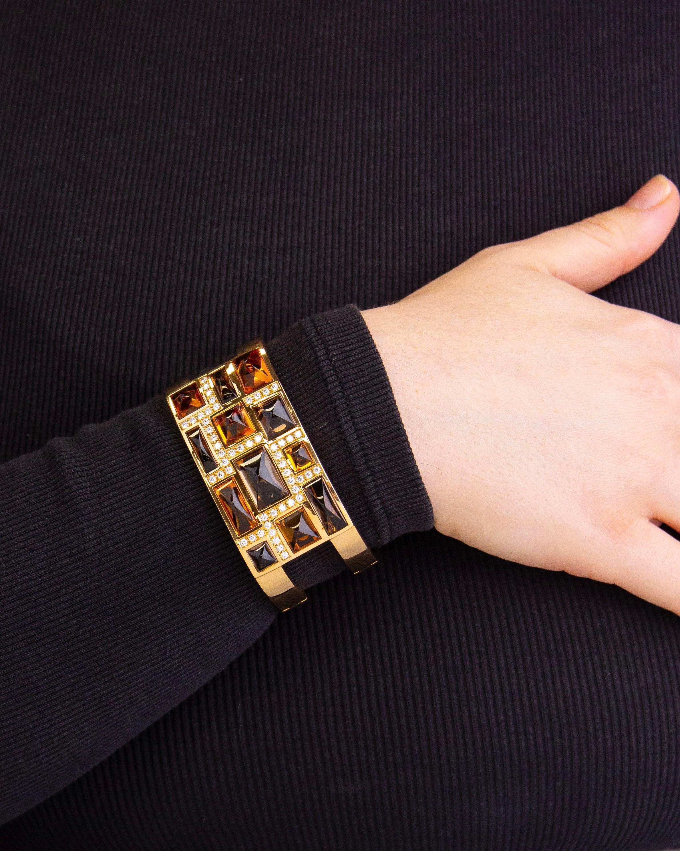 Dieses auffällige, architektonische Armband wurde von dem Londoner Juwelier Rodney Rayner gefertigt. Das Stück wurde aus 18 Karat Roségold gefertigt und ist, obwohl es erst vor kurzem hergestellt wurde, wunderschön gearbeitet. Das Armband, das sich