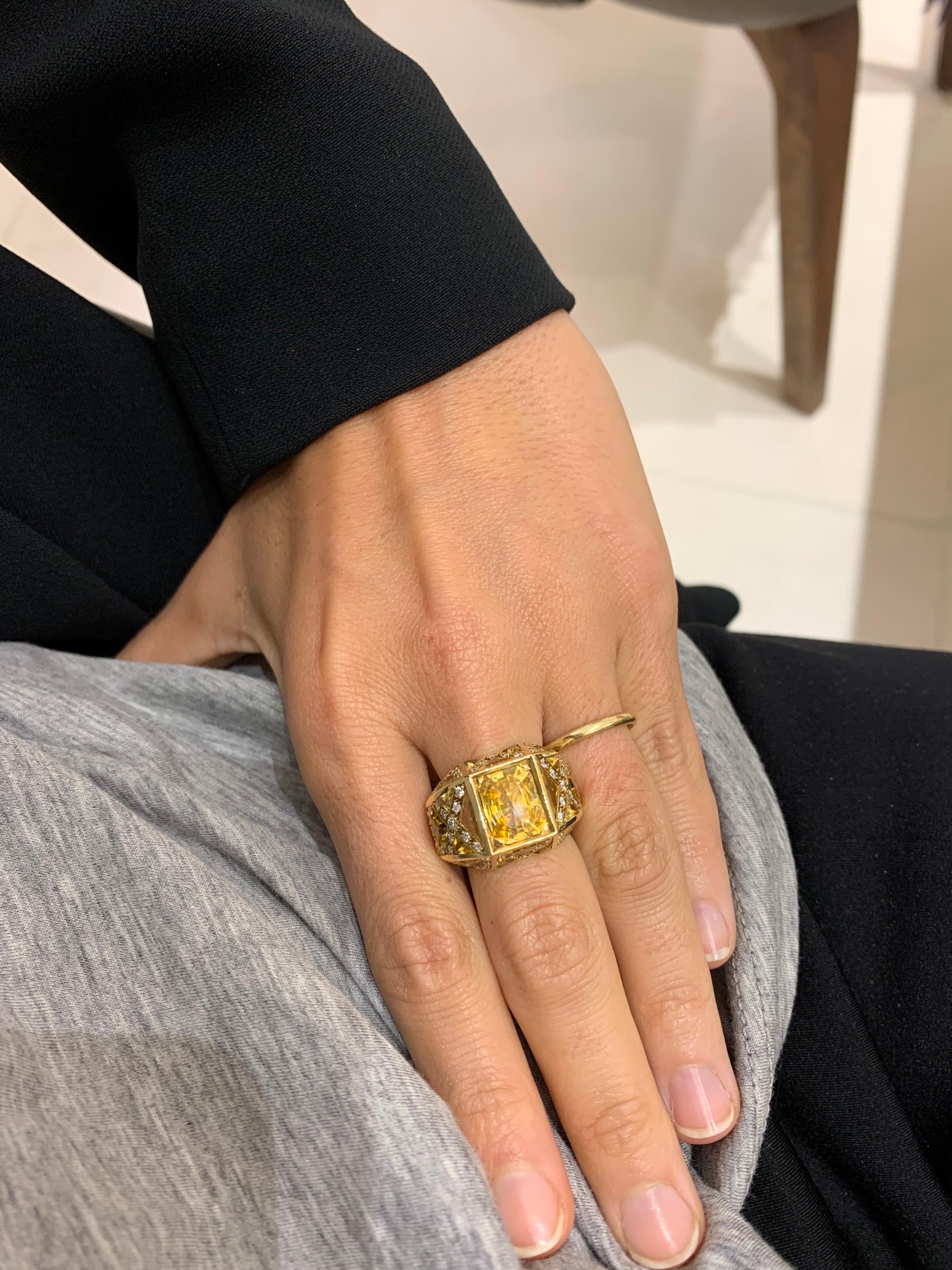 Rodney Rayner: 18KT Goldring mit 9,27 Karat gelben Saphiren und 0,85 Karat Diamanten im Zustand „Neu“ im Angebot in New York, NY