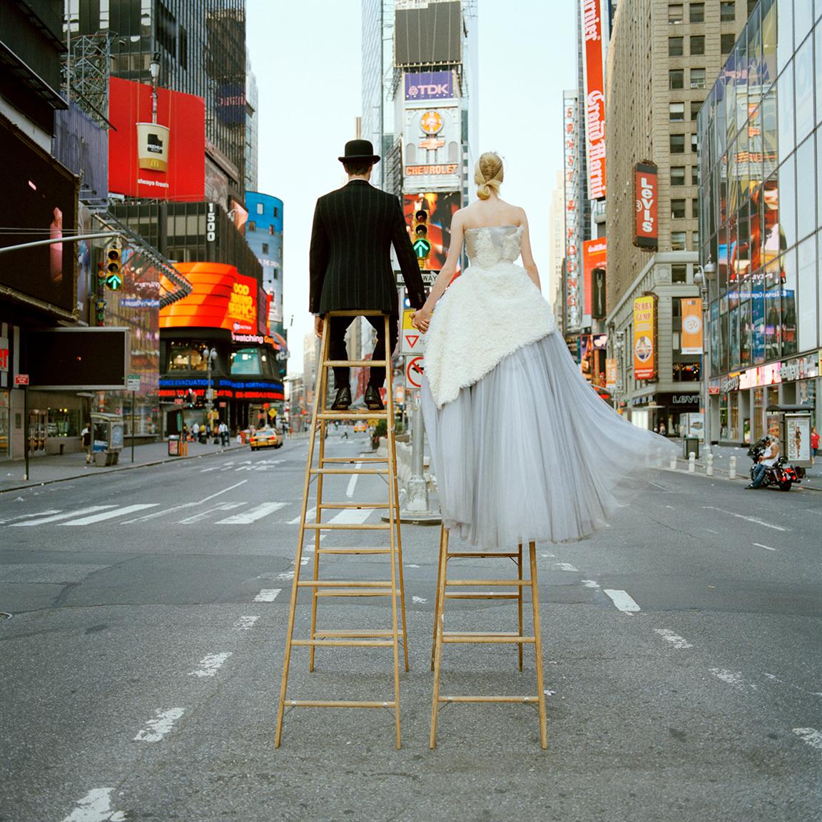 Edythe e Andrew sulle scale da dietro, New York City, 2008 - Photograph di Rodney Smith