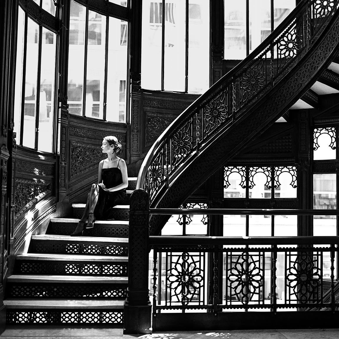 Black and White Photograph Rodney Smith - Jessica dans l'escalier Rookery, Chicago, Illinois