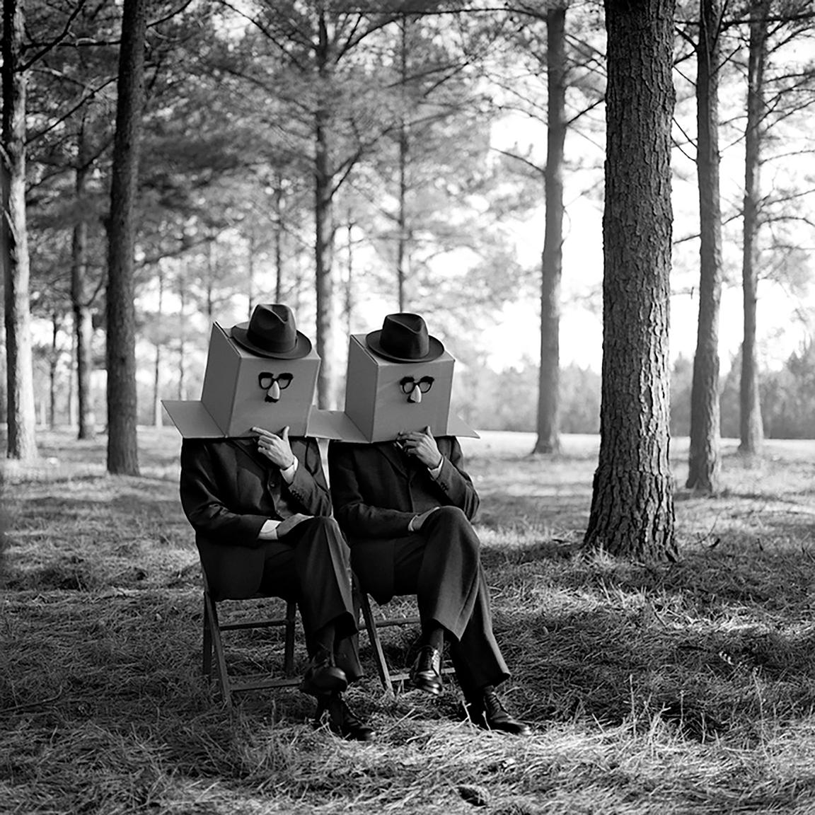 Black and White Photograph di Rodney Smith - Uomini con scatole sulla testa, Brunswick, GA
