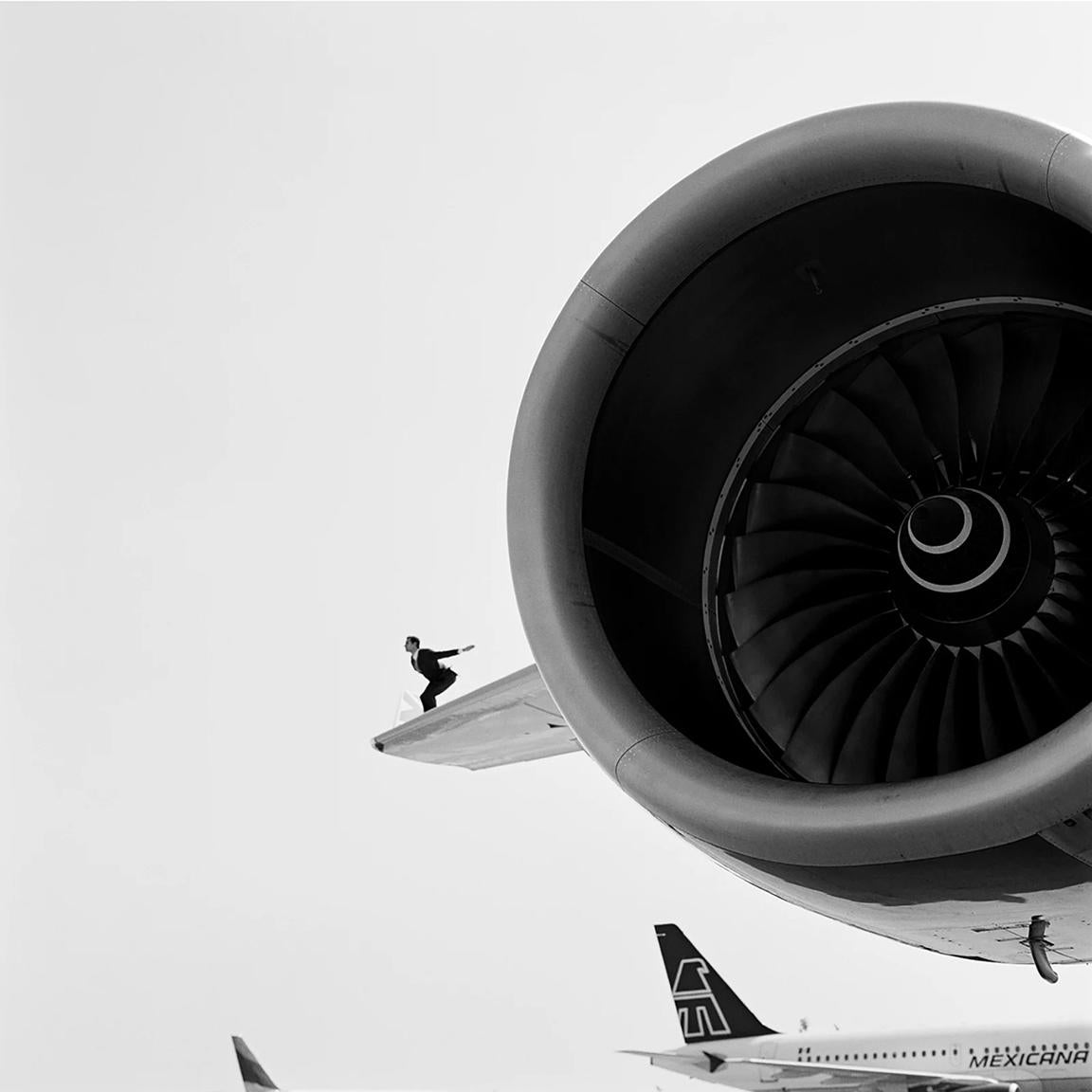 Black and White Photograph de Rodney Smith - Caña posada en el ala de un avión, JFK, Nueva York