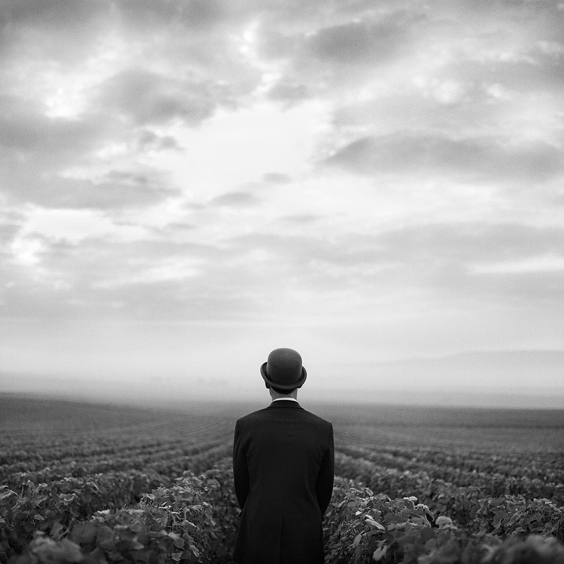 Black and White Photograph de Rodney Smith - Samuel por detrás