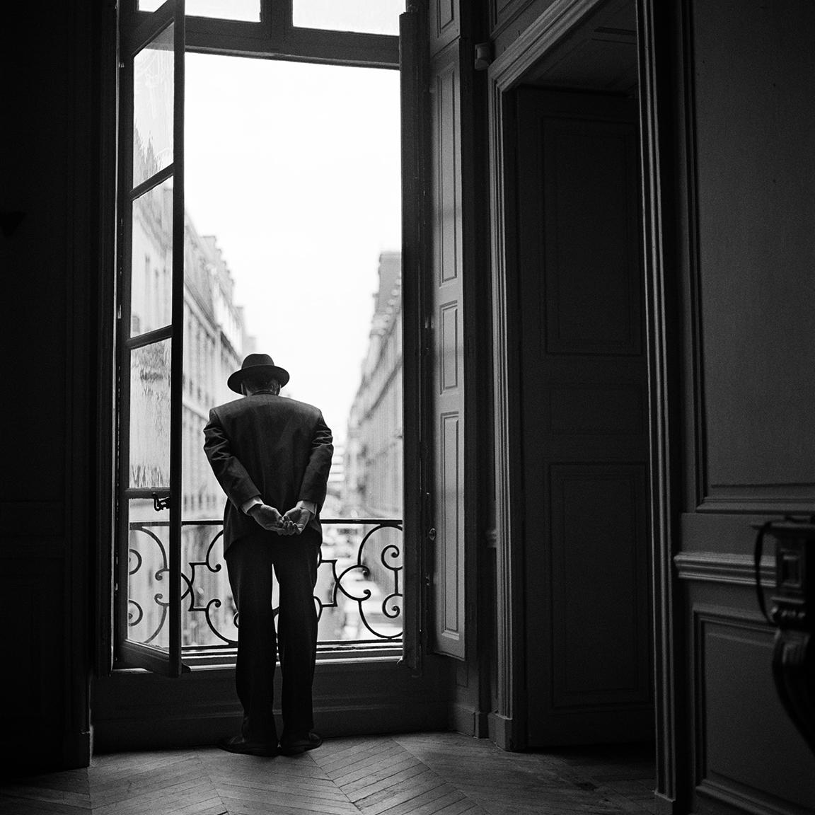 Black and White Photograph de Rodney Smith - Wessel mirando por encima del balcón, París, Francia