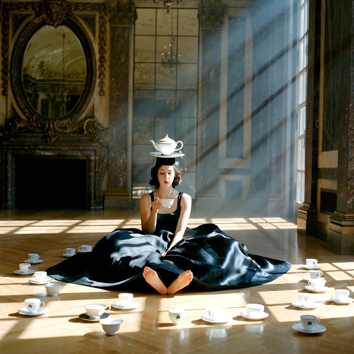 Color Photograph di Rodney Smith - Zoe che bilancia una teiera sulla testa, Burden Mansion, New York