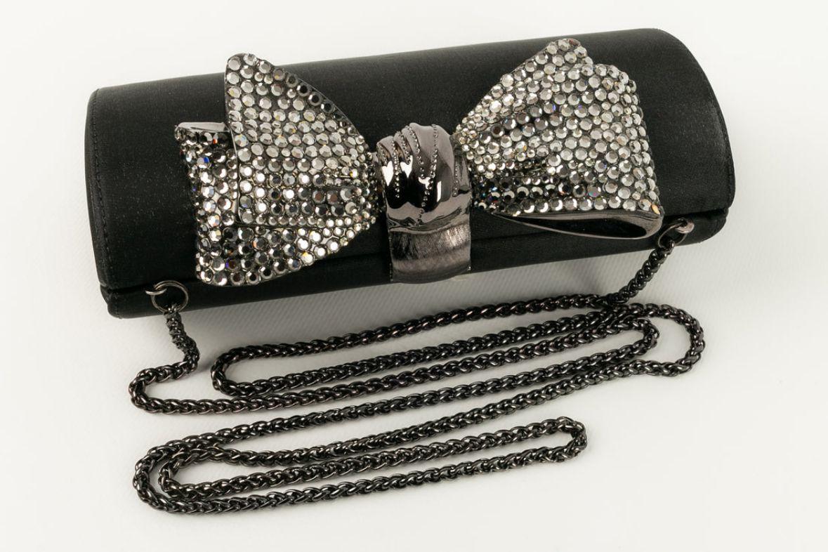 Rodo - (Made in Italy) Evening bag in black satin and dark silver metal.

Additional information: 
Dimensions: Width: 17 cm, Height: 9 cm, Depth: 5.5 cm, Handle: 120 cm
Condition: Very good condition
Seller Ref number: S128