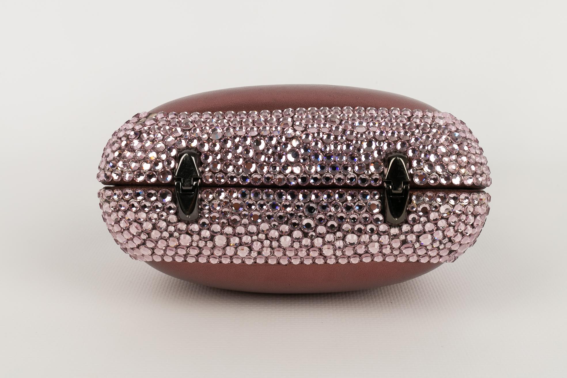 RODO -Violet leather and rhinestone evening bag. To note, presences of marks on the leather.

Condition:
Good condition

Dimensions:
Height: about 10 cm - Width: 13 cm - Depth: about 6 cm - Handle: 37 cm

SKU:S1252