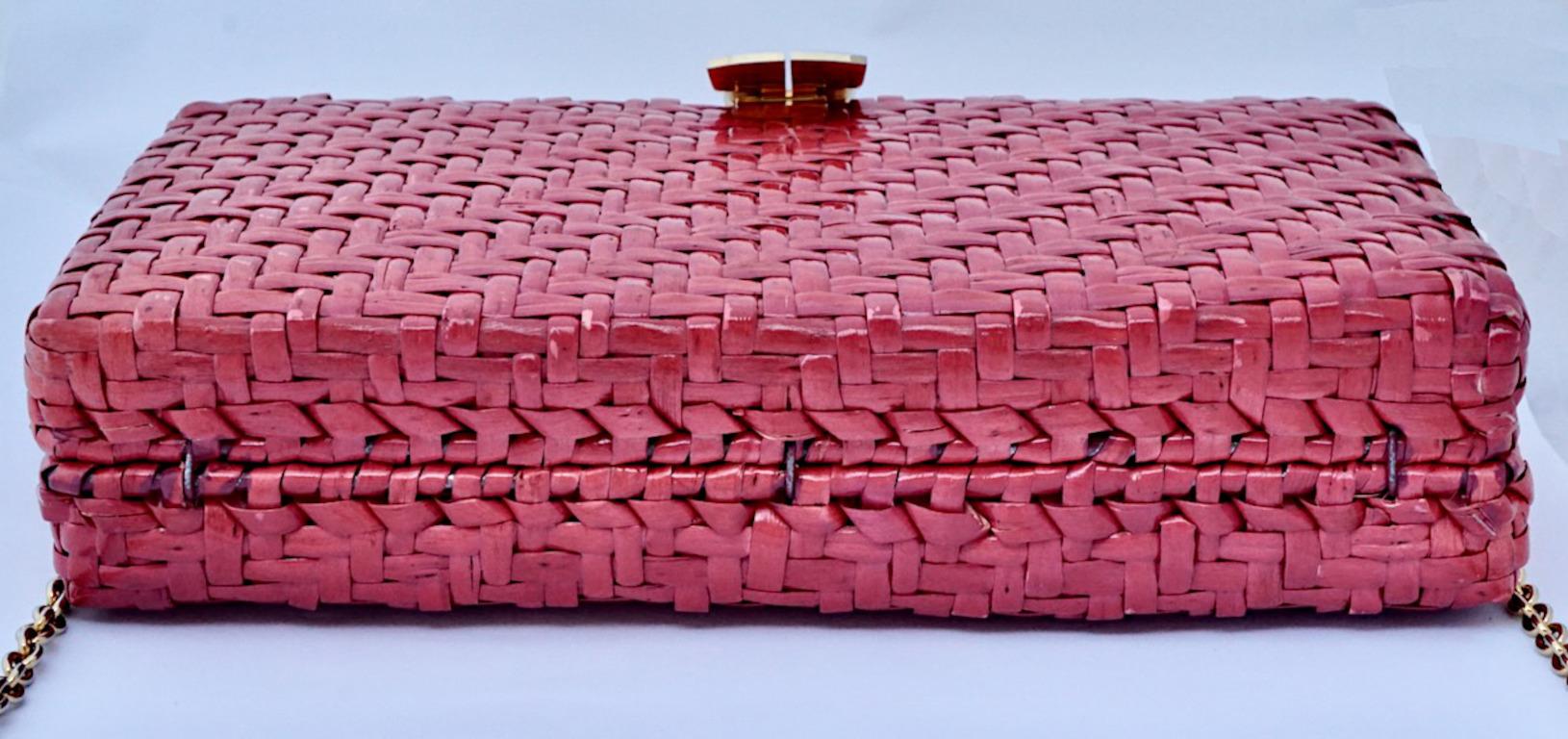 Rodo - Sac à bandoulière italien en osier émaillé rose avec accessoires plaqués or Unisexe en vente