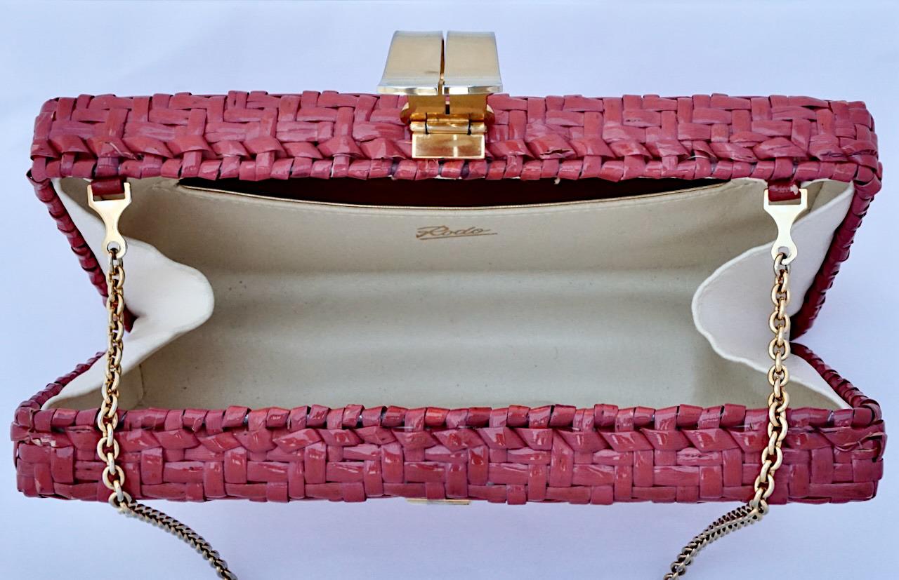 Rodo - Sac à bandoulière italien en osier émaillé rose avec accessoires plaqués or en vente 1