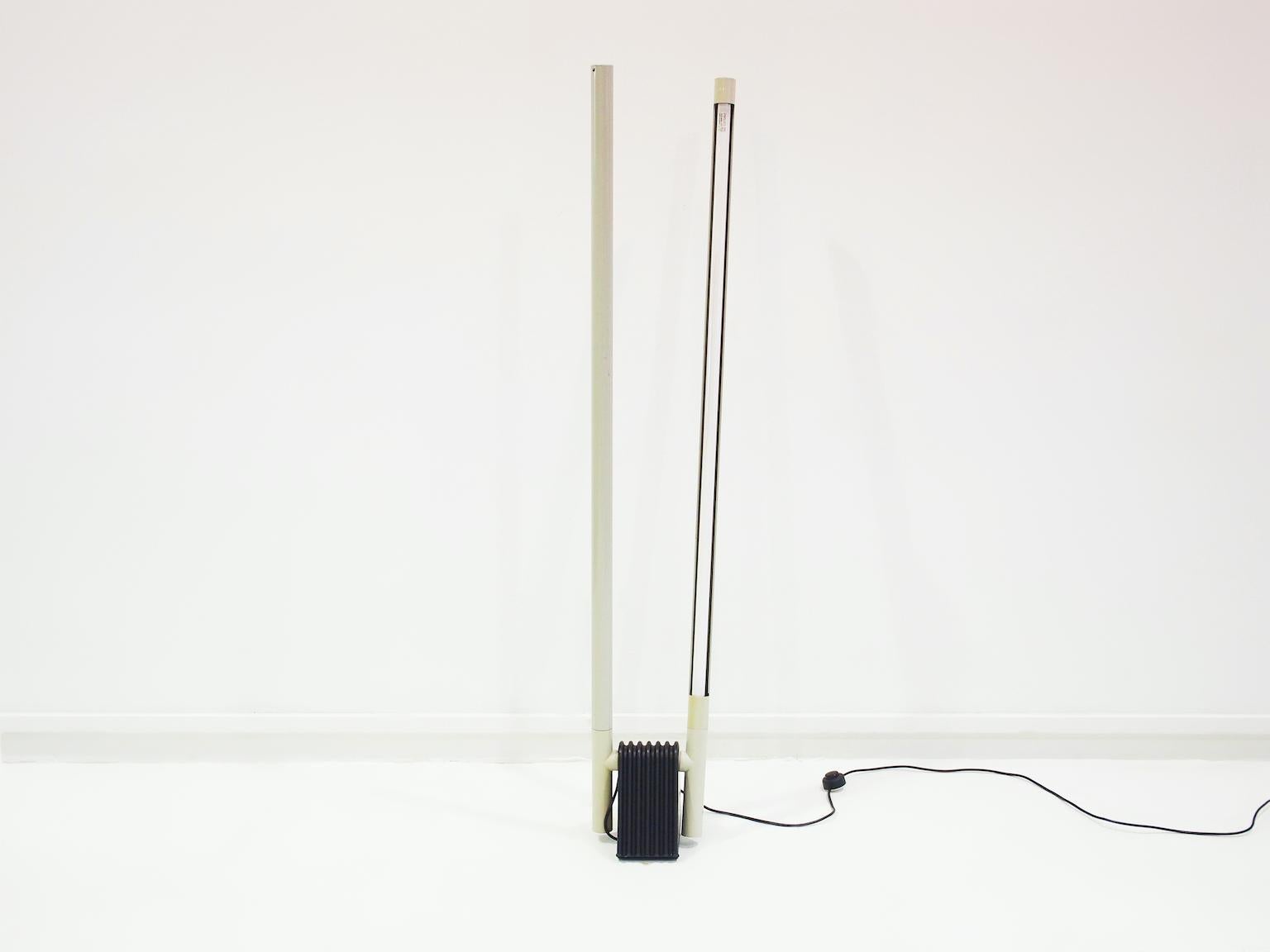 Floor lamp from the Sistema Flu series, white painted metal structure and black plastic base. Designed by Rodolfo Bonetto, produced by Luci, Italy.