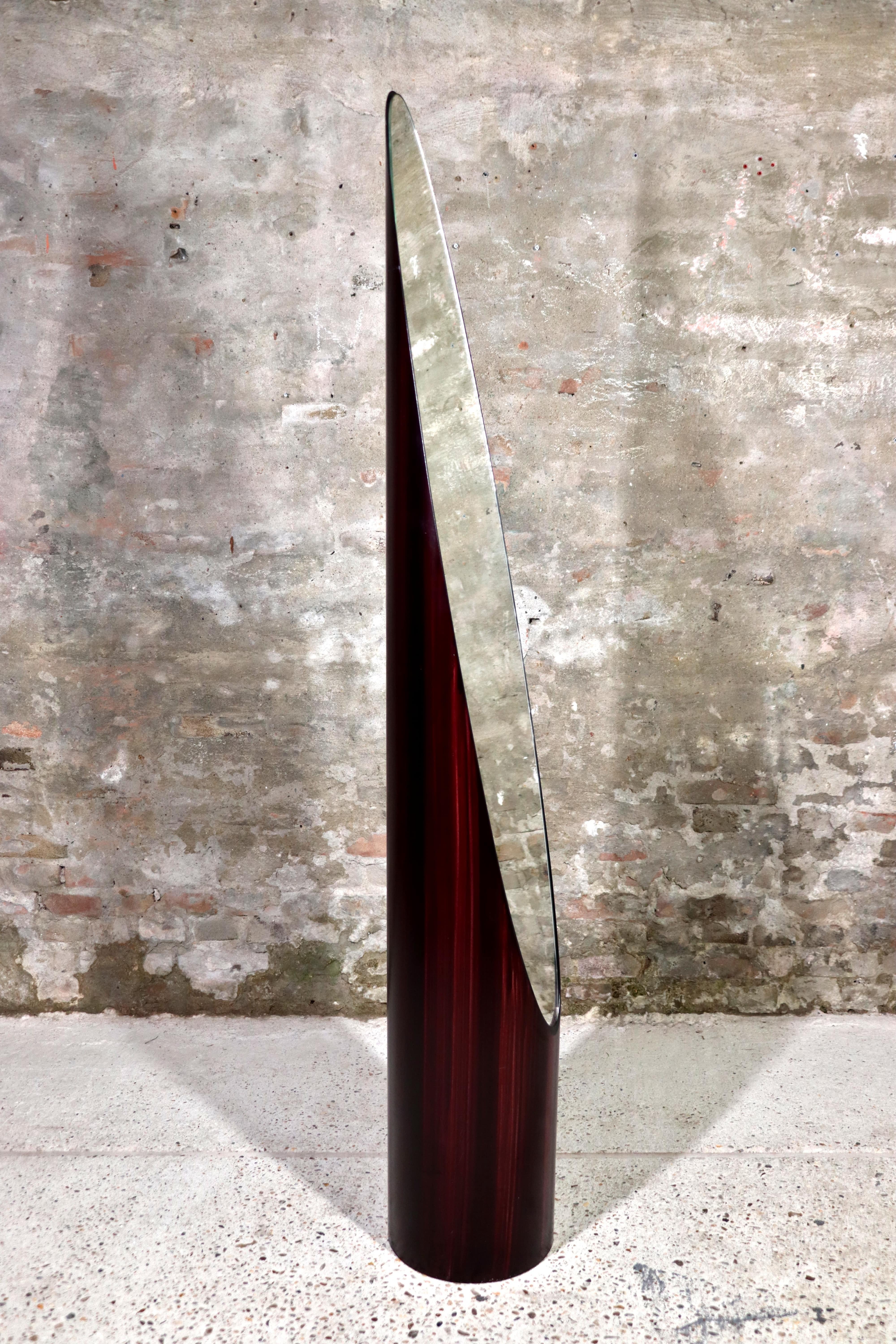 Ce superbe miroir à rouge à lèvres est appelé Calle en raison de sa forme. Ce design de Rodolfo Bonetto est souvent attribué à Roger Lecal pour Chabrieres & Co. Pratique et élégant, ce miroir ovale autoportant en acrylique peint avec une finition en