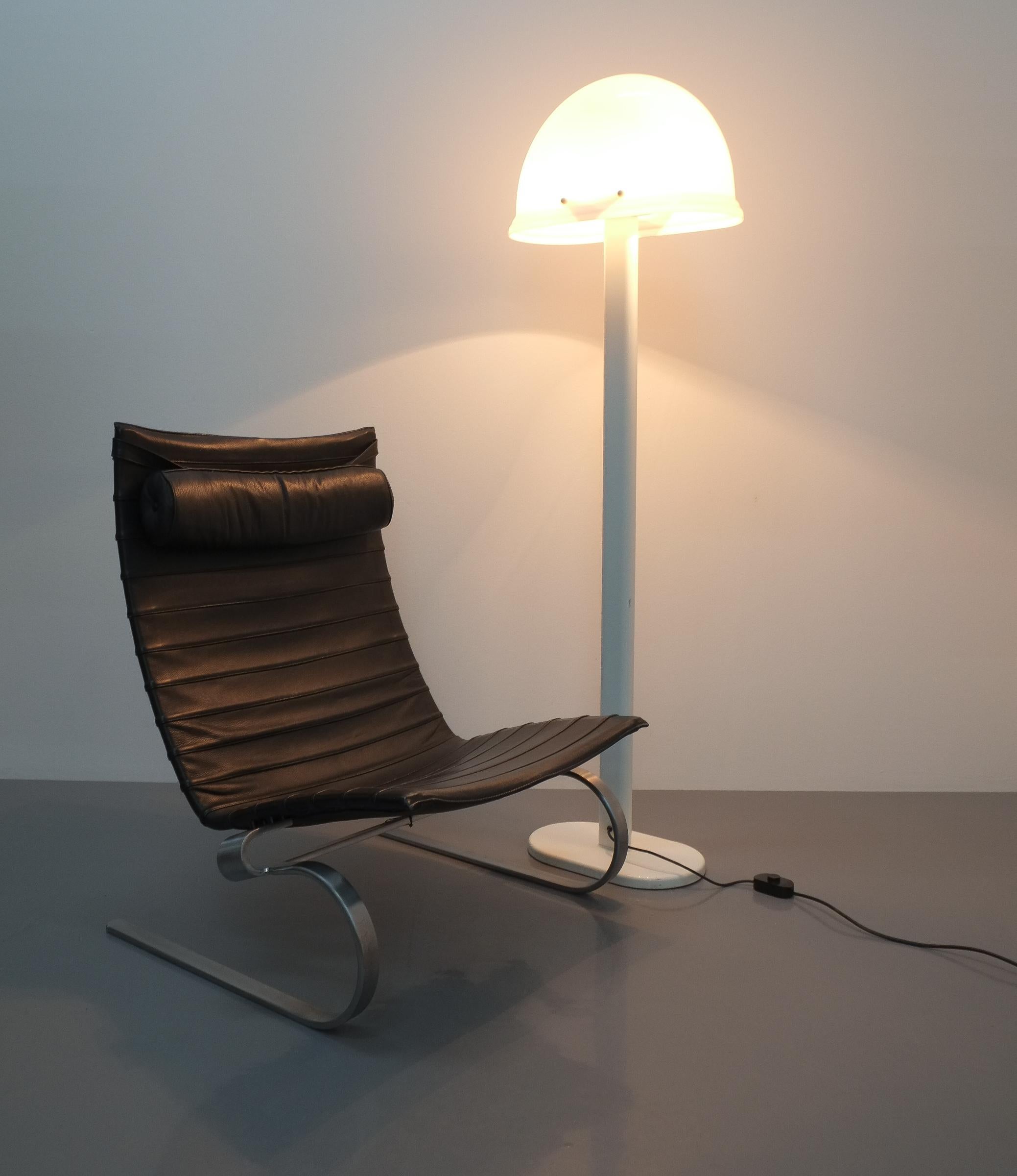 Rodolfo Bonetto white metal Lucite floor lamp Guzzini, Italy, 1970

Rare graphical floor lamp by Rodolfo Bonetto, I Guzzini, Italy, 1970 featuring a helmet shaped Lucite shade on a white metal base. Good condition, cleaned checked and ready to go.