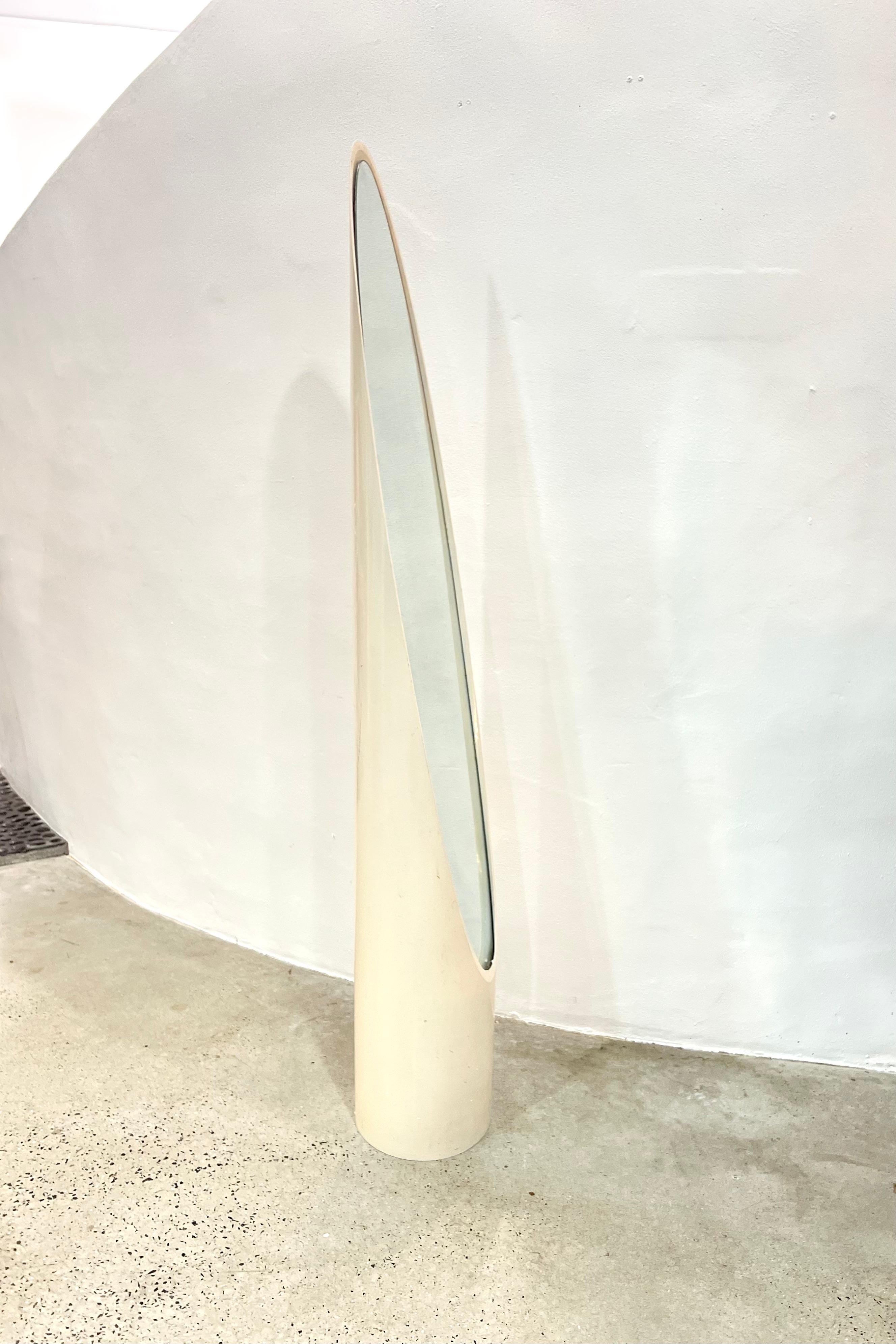 Unghia mirror designed by Rodolfo Bonetto. This piece is Italian. Unghia means “nail” in Italian; though the mirror is also referred to as a “lipstick” mirror. This piece would look great in your space age, modern, or eclectic room.
    