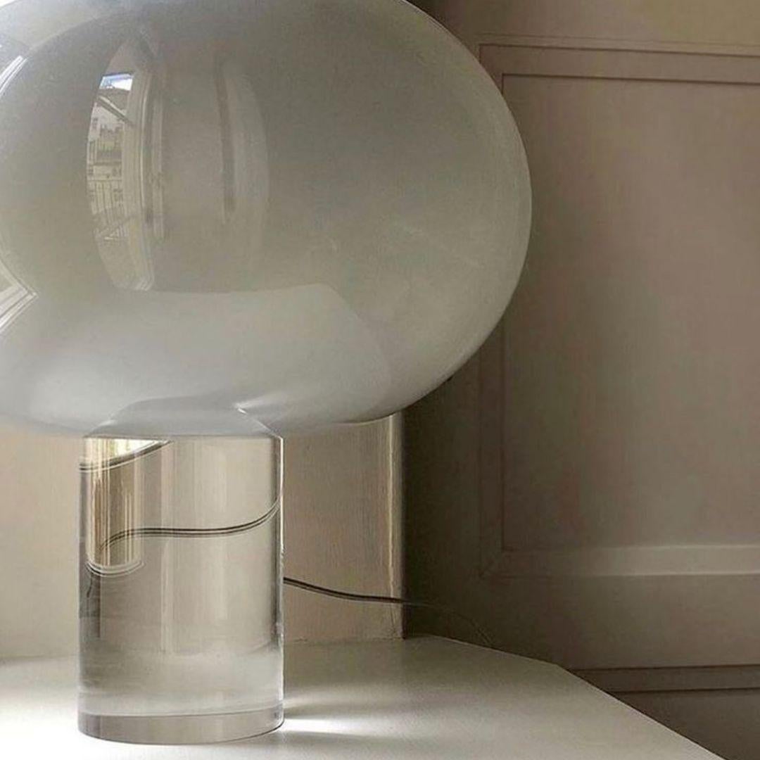 Lampe de table en verre soufflé à la bouche 'Buds 2' de Rodolfo Dordoni en gris pour Foscarini.

Conçu par Rodolfo Dordoni et produit par Foscarini, la société italienne d'éclairage fondée à Venise sur la légendaire île de Murano, où des