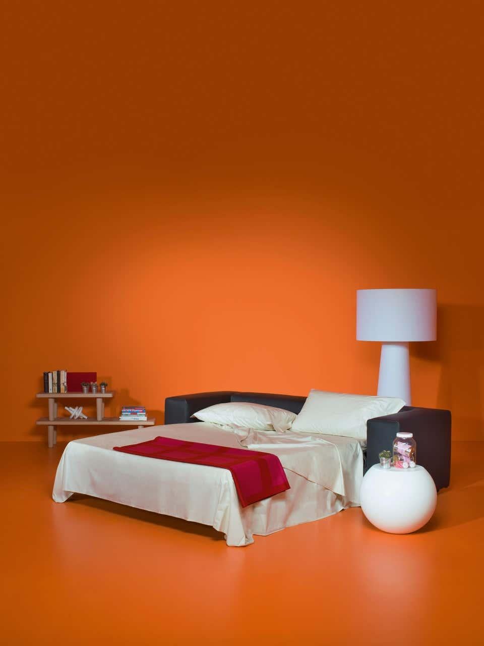 Das von Rodolfo Dordoni entworfene Schlafsofa Cuba 25 ist ein Zweisitzer, der ein ausziehbares Bett enthält. Der abnehmbare Bezug ist in einer Auswahl von Stoffen und Ledern der Kollektion erhältlich. Die Polsterung des Schlafsofas Cuba 25 besteht
