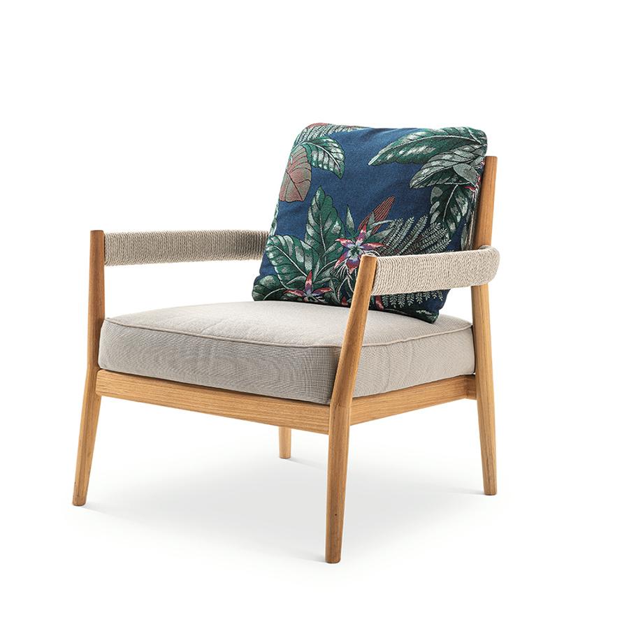 Sessel, entworfen von Rodolfo Dordoni im Jahr 2020. Hergestellt von Cassina in Italien.

Der stapelbare Sessel Dine Out mit seinen raffinierten Details und einladenden Formen hat einen Rahmen aus massivem Teakholz, der mit einem handgeflochtenen