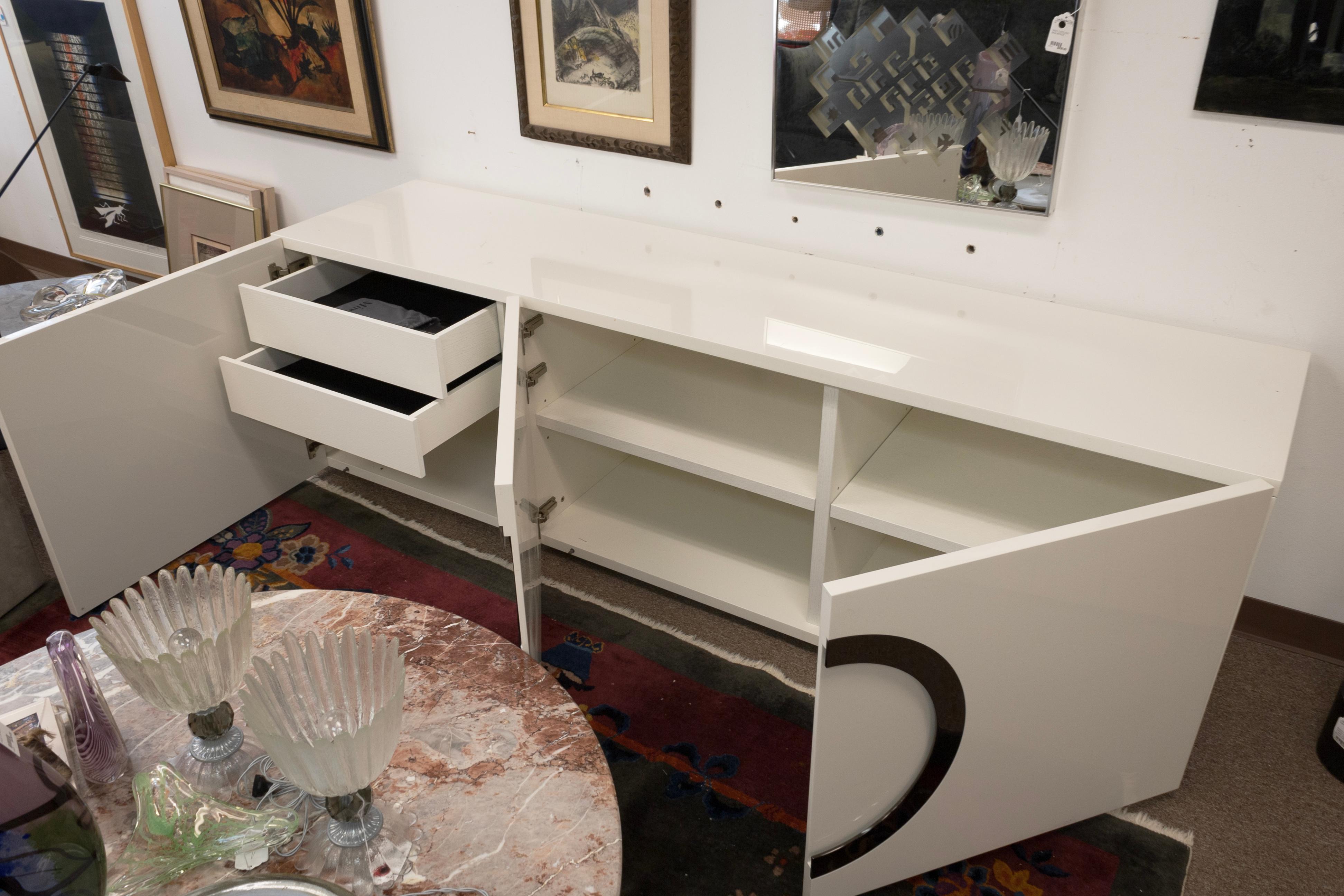 Rodolfo Dordoni for Minotti Archipenko White Lacquer and Chrome Credenza Cabinet In Good Condition In Keego Harbor, MI