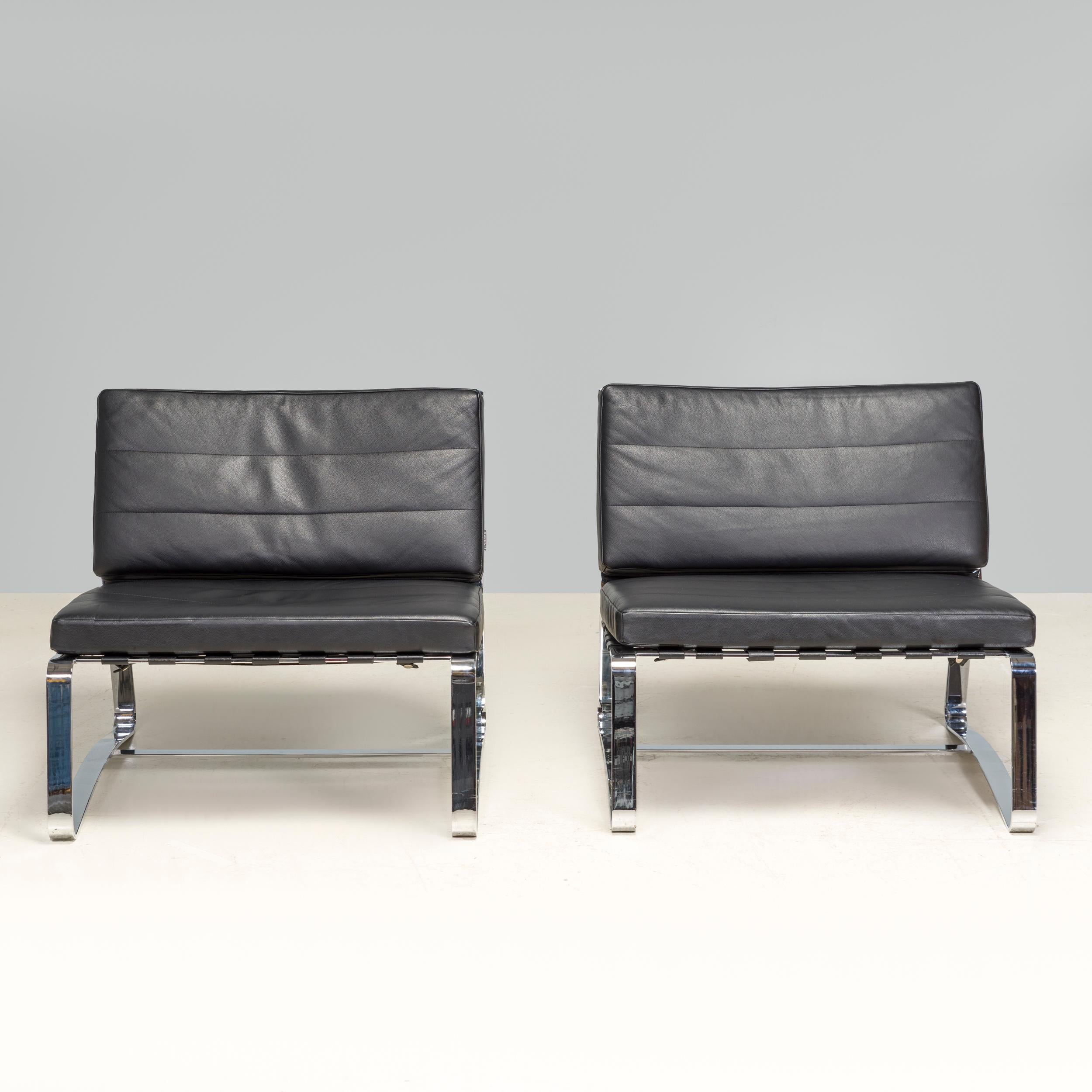 Der 1998 von Rodolfo Dordoni entworfene und von Minotti hergestellte Delaunay Lounge Chair ist ein fantastisches Beispiel für das minimalistische Design der 90er Jahre.

Die Stühle bestehen aus einem verchromten Metallrahmen und stehen auf niedrigen